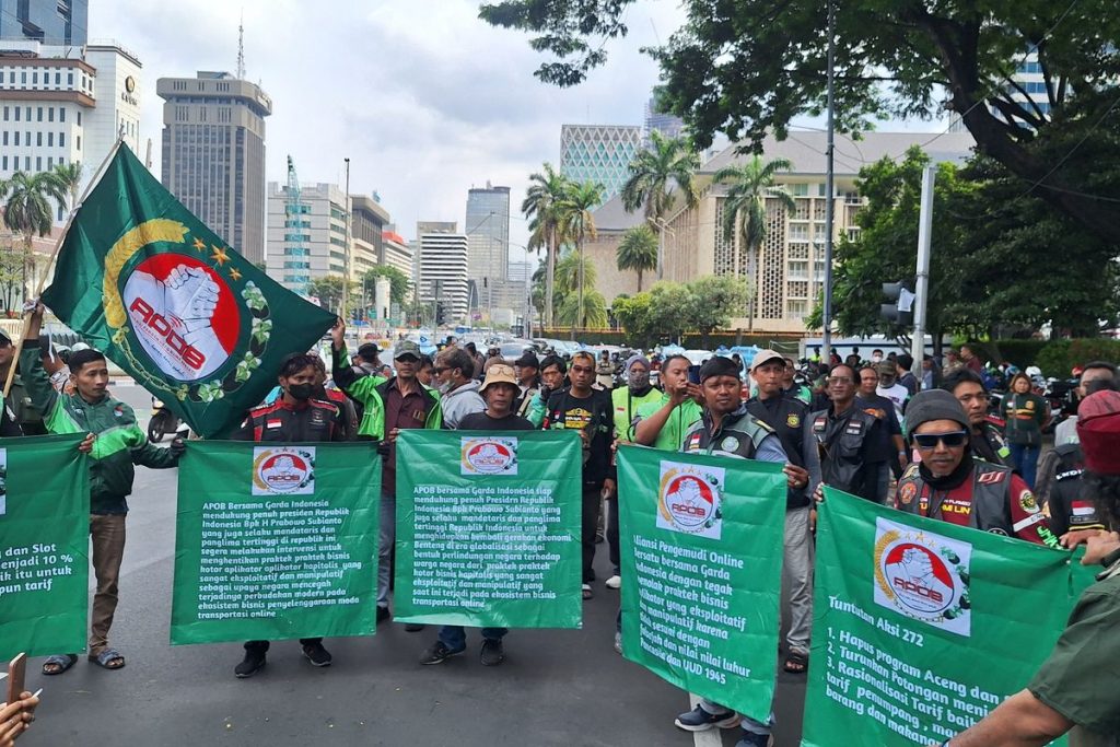 Foto aksi demo ojol. (Foto: Fakta Riau)