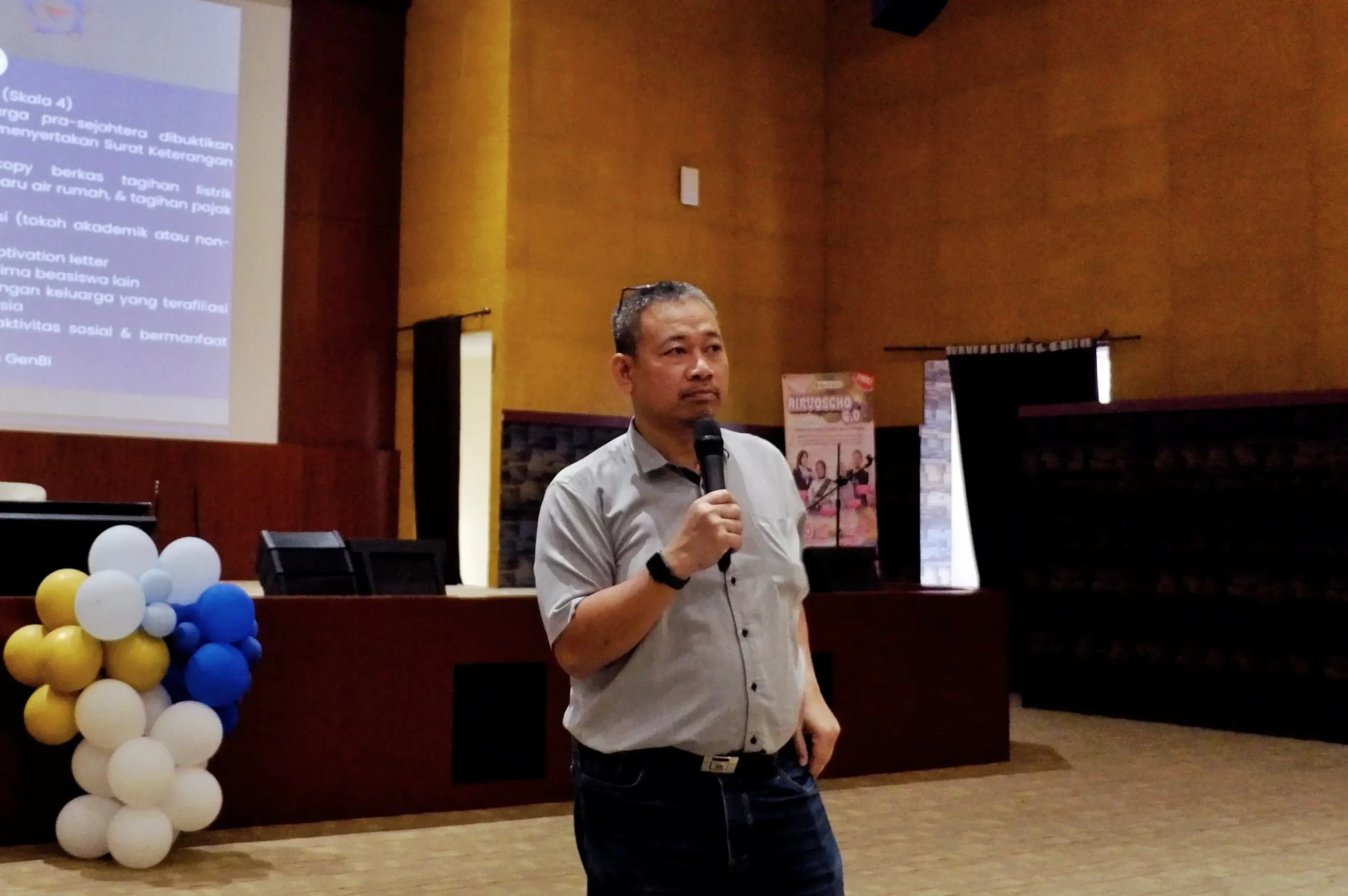 Salah satu narasumber, Dr Prayudi Aji Murtolo, saat menyampaikan materi dalam Airvoscho 6.0 pada Minggu (15/6/2025) di Auditorium Ternate, ASEEC Tower, Kampus Dharmawangsa-B UNAIR. (Foto: Istimewa)