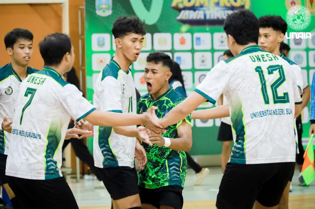 Tim UNESA meluapkan kegembiraan setelah keluar sebagai juara POMPROV cabor bola voli sektor putra. (foto: PKIP UNAIR)