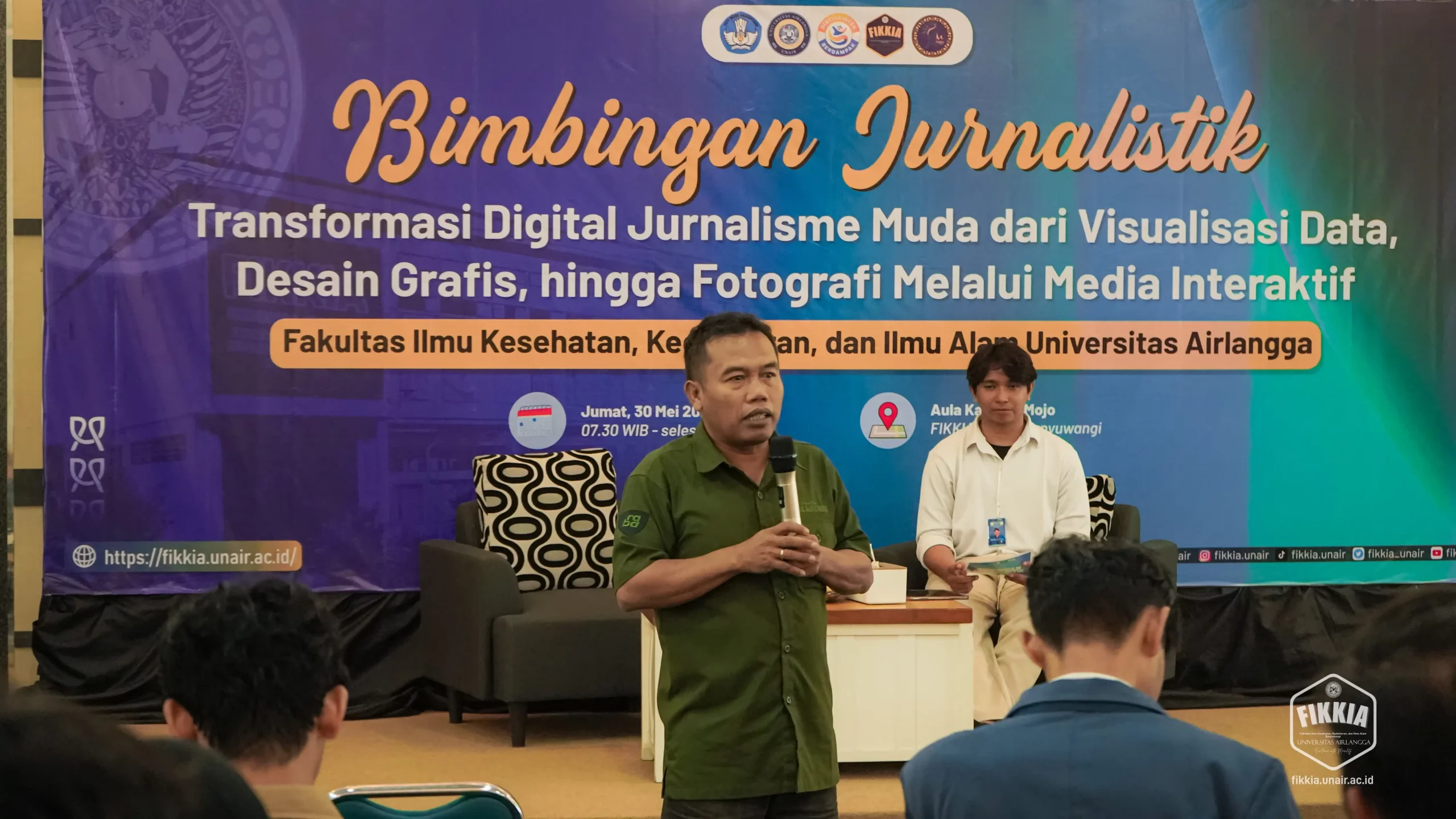 Pemimpin Redaksi Jawa Pos Radar Banyuwangi Memberikan Materi Jurnalistik Dasar dan berita (Foto: UKIP FIKKIA)
