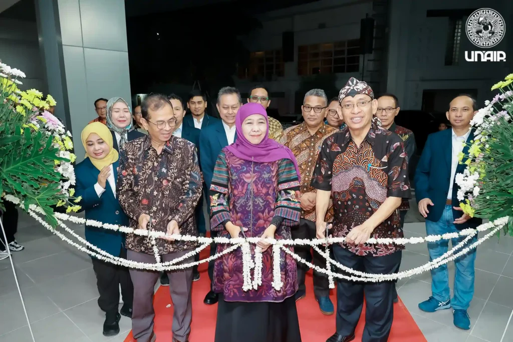 Ribbon-cutting ceremony for Plaza Airlangga by UNAIR Vice Rector for Resources and Rector-Elect 2025–2030 Prof. Dr. Muhammad Madyan, SE, M.Si, M.Fin (left); East Java Governor Dr. (H.C.U.A.) Khofifah Indar Parawansa (center); and UNAIR Rector Prof. Dr. Mohammad Nasih, MT, Ak, CA (right) (Photo: PKIP)
