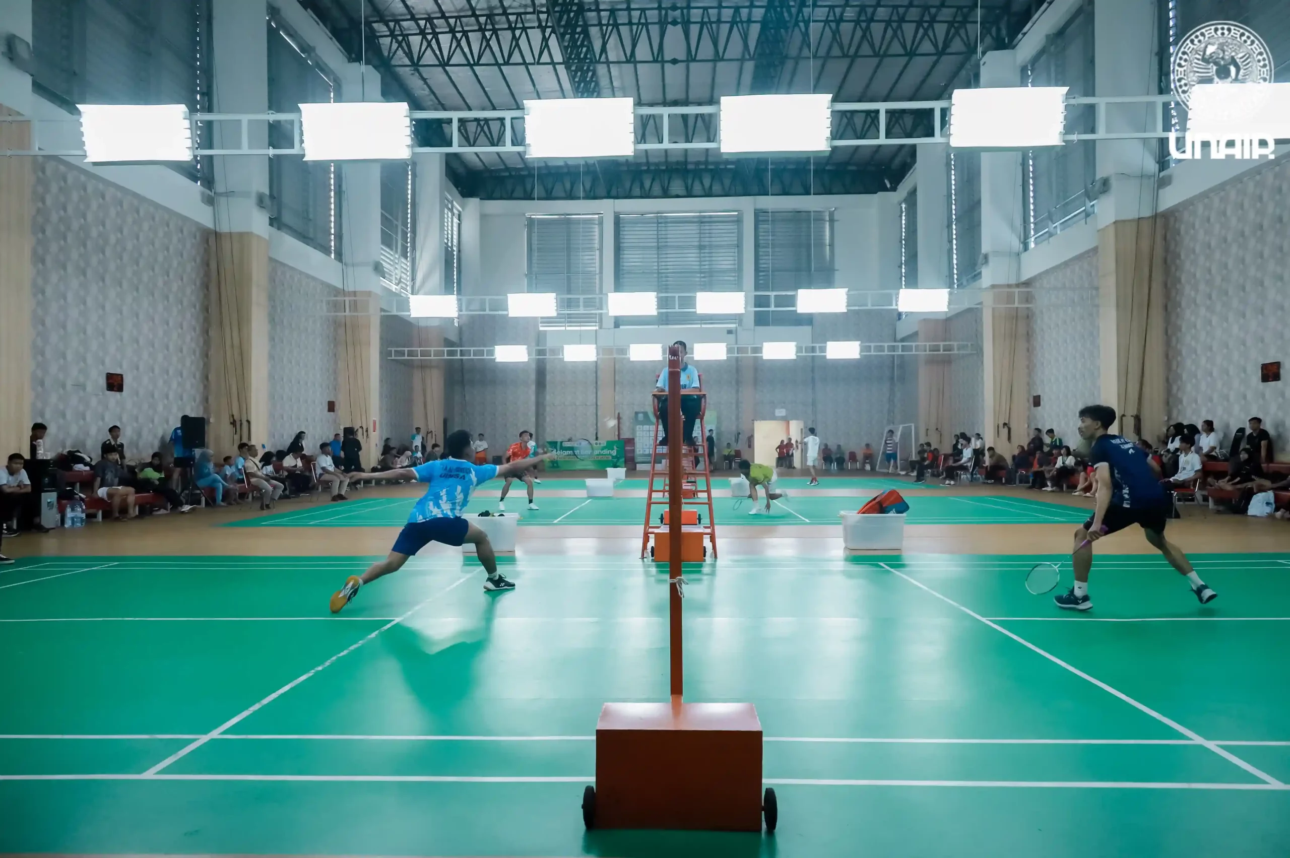 Pertandingan tunggal putra bulu tangkis POMPROV (Foto: PKIP UNAIR)