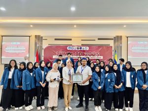 Sesi penyerahan sertifikat penghargaan kepada narasumber Faisal Fikri, drh MVet (Kanan) oleh wakil presiden BEM FIKKIA Nikita prita (kiri). (Foto: UKIP FIKKIA)