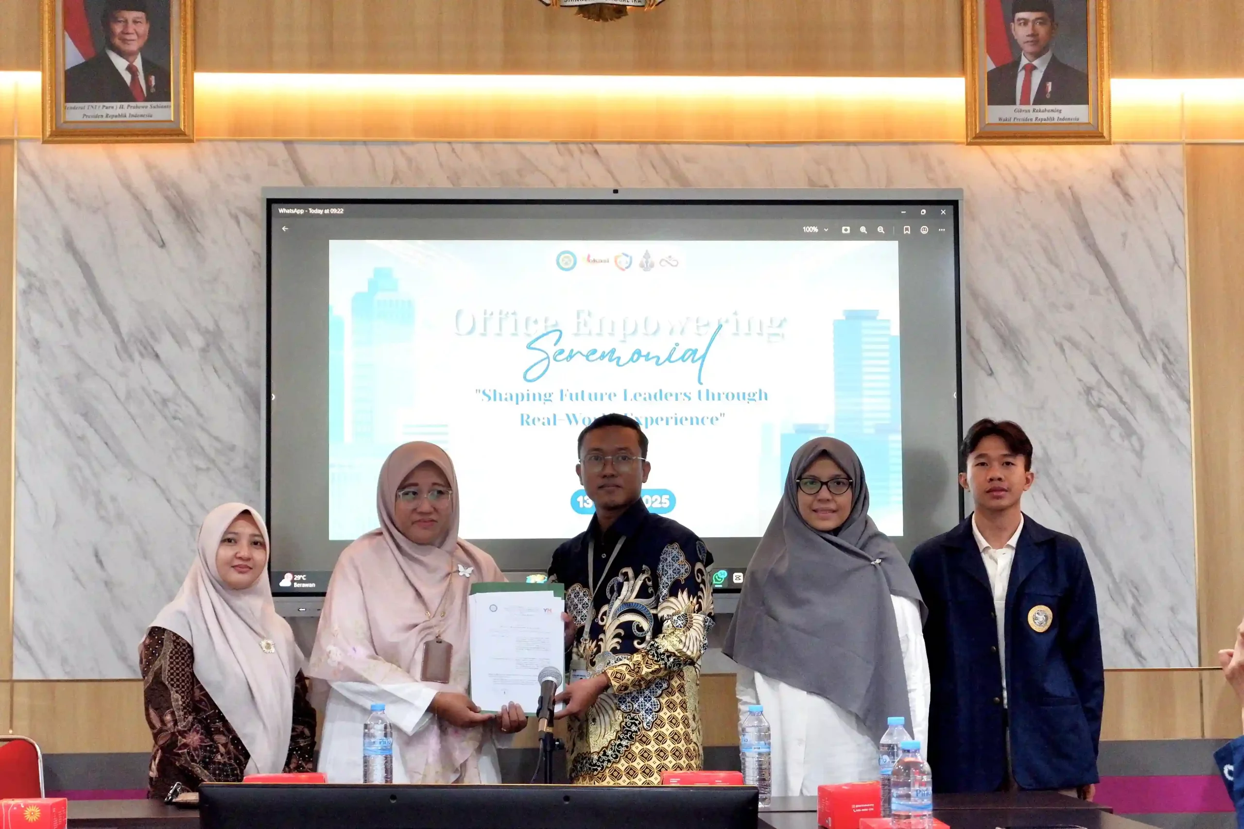 Dokumentasi foto bersama kegiatan seremonial penandatanganan perjanjian kerjasama Office Empowering (13/6/2025) (Foto: HIMA MPD UNAIR )