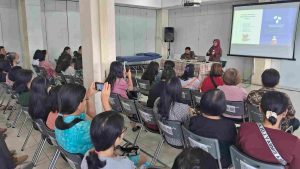 Peserta seminar mendengarkan pemaparan materi peningkatan kualitas produk UMKM kue basah di Aula Alexius, Gereja Algonz Surabaya, Sabtu (14/6/2025) (Foto: Dokumentasi Pusat Halal UNAIR)