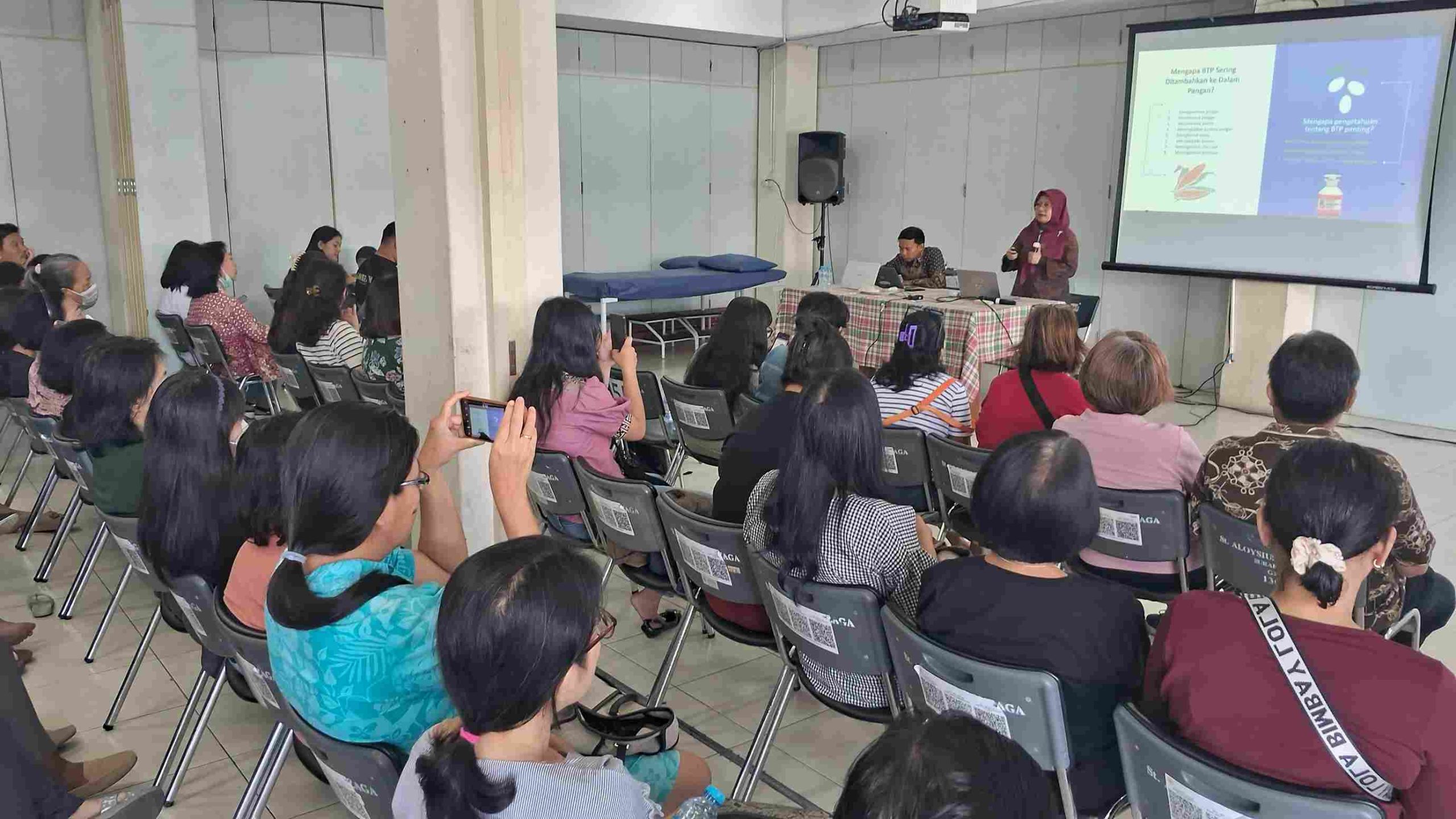 Peserta seminar mendengarkan pemaparan materi peningkatan kualitas produk UMKM kue basah di Aula Alexius, Gereja Algonz Surabaya, Sabtu (14/6/2025) (Foto: Dokumentasi Pusat Halal UNAIR)