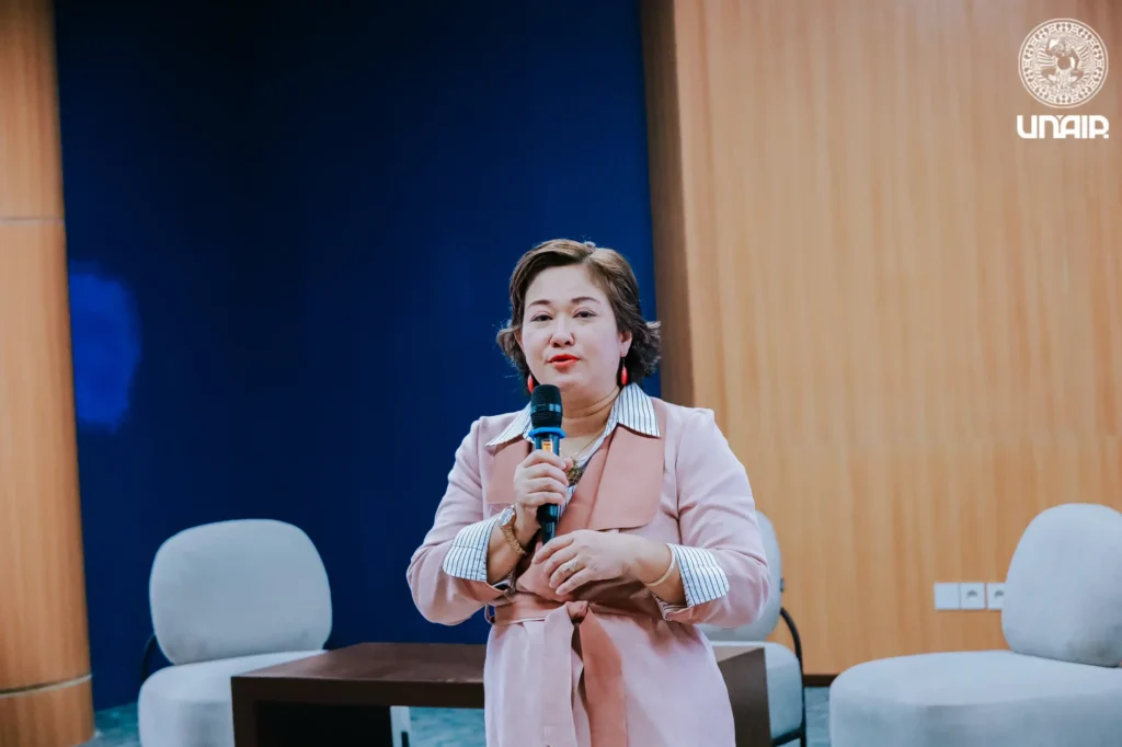 Chair of UNAIR’s Airlangga Health Promotion Center (AHPC), Dr. Sri Widati S.Sos., M.Si., delivered her remarks at the Healthy Canteen Certification Briefing held in the Bima Suci Room, Airlangga Convention Center (AAC), 2nd Floor, MERR-C Campus, on Tuesday (June 10, 2025). (Photo: PKIP)