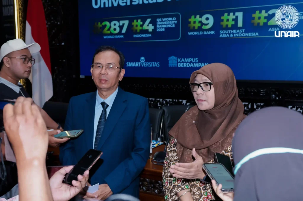 UNAIR Rector Prof Dr Muhammad Madyan SE MSi MFin and Head of Planning and Development Board (BPP) UNAIR Dian Ekowati SE MSi MAppCom (OrgChg) PhD during press conference on June 19, 2025 (Photo: PKIP UNAIR)