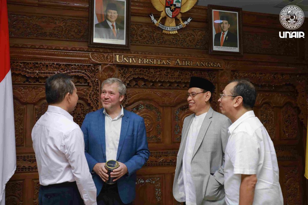 Diskusi bersama antara Dubes Estonia HE Priit Turk dan Konsul Kehormatan Estonia untuk DKI Jakarta Adriana Sri Lestari saat berdiskusi bersama jajaran pimpinan UNAIR (Foto: PKIP UNAIR)