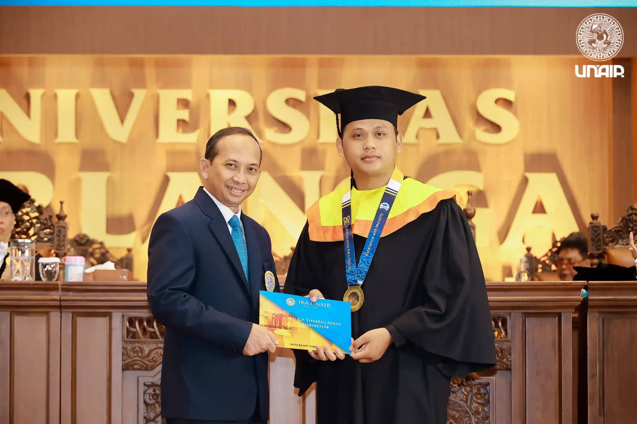 Penyerahan Kartu Anggota Alumni oleh Sekjen PP IKA UNAIR secara simbolis diberikan kepada Aulia Thaariq Akbar. (Foto: PKIP UNAIR).