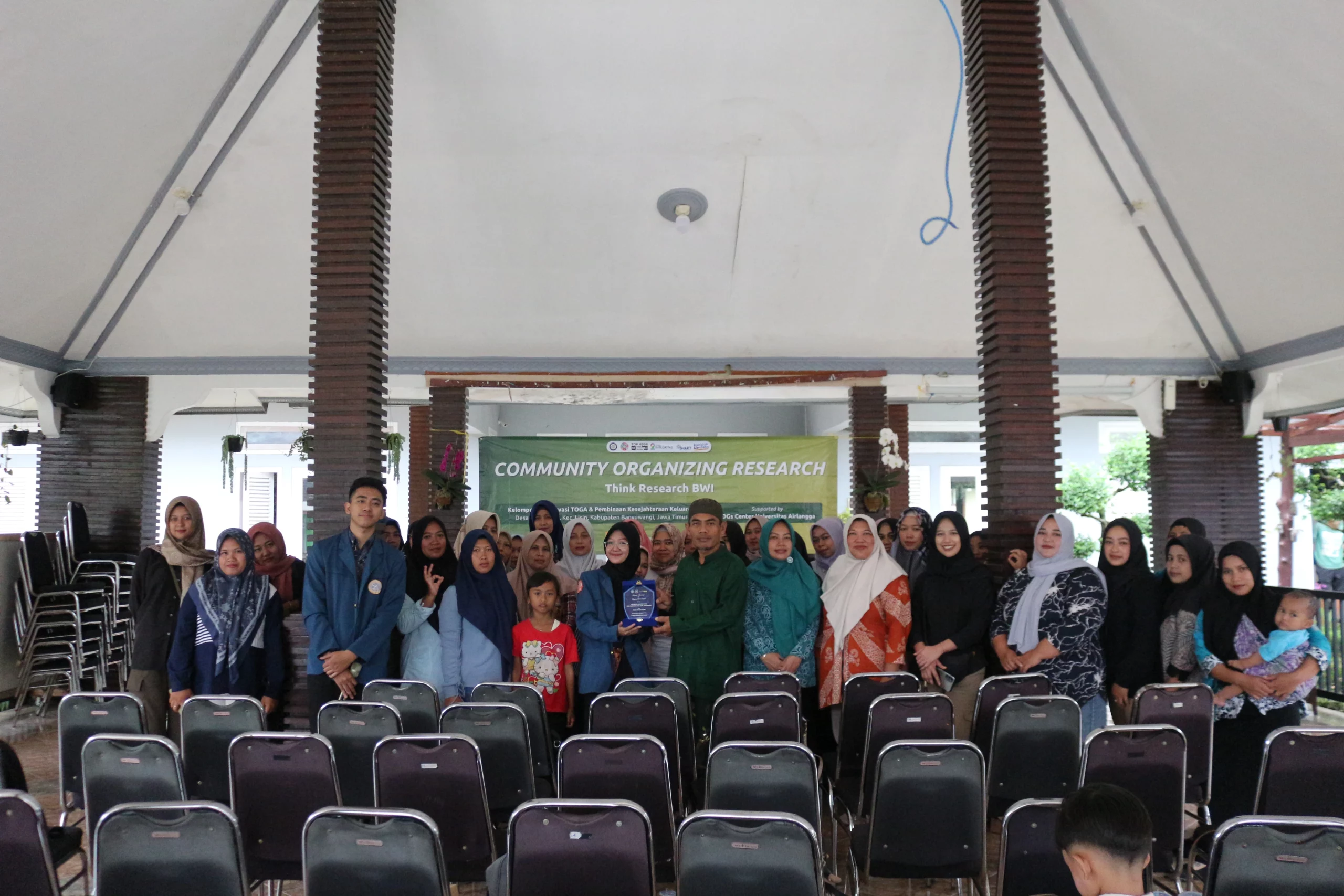 Potret Mahasiswa FISIP UNAIR melaksanakan penelitian di Desa Tamansari, Kecamatan Licin, Kabupaten Banyuwangi. (Foto: Istimewa)
