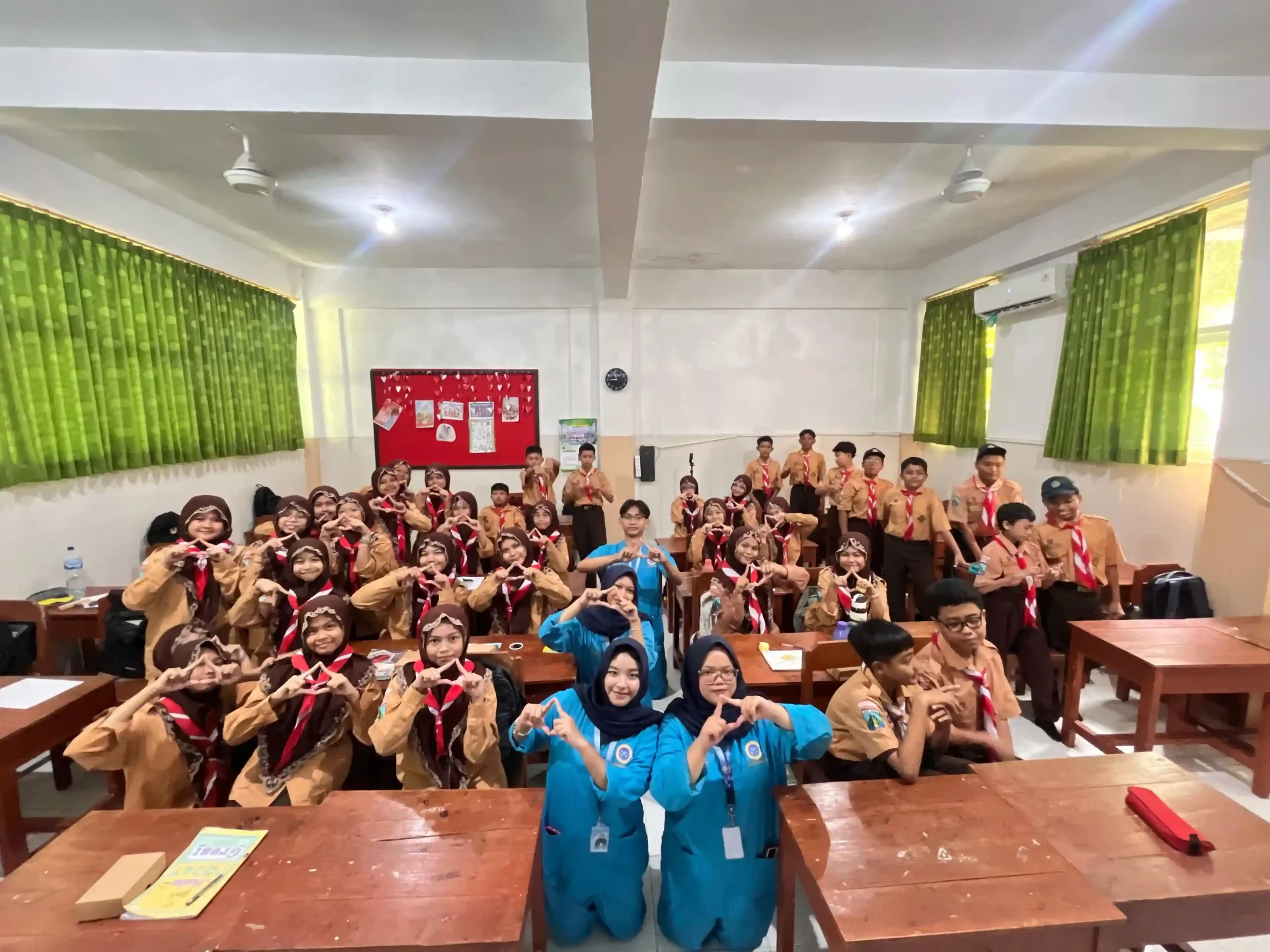Mahasiswa DIII Keperawatan saat melaksanakan kegiatan edukasi di SMP Maarif NU Sidomukti (Foto: Istimewa)