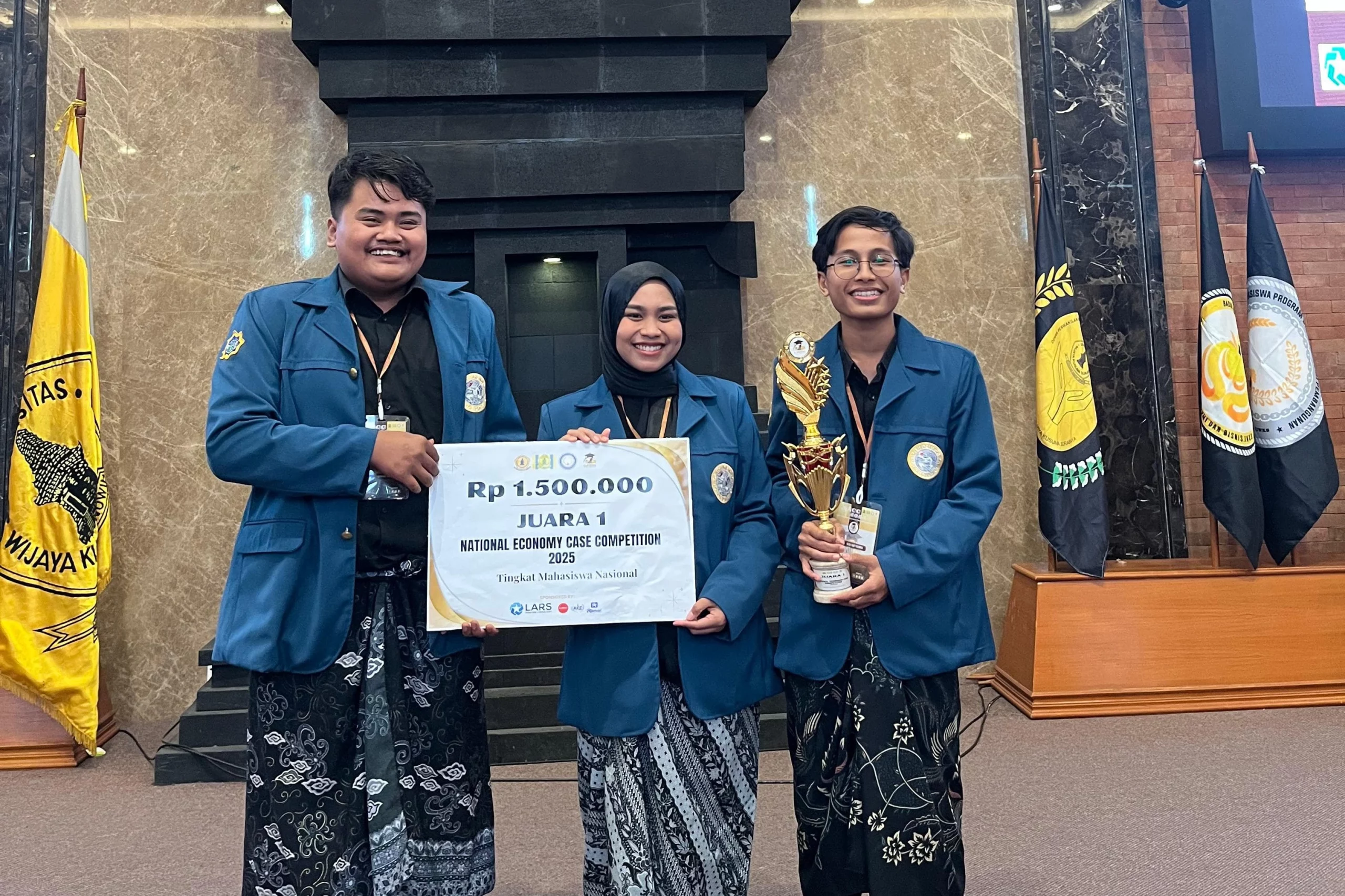 Tiga mahasiswa program studi Ekonomi Islam FEB UNAIR meraih juara 1 Economic Case (foto: istimewa)