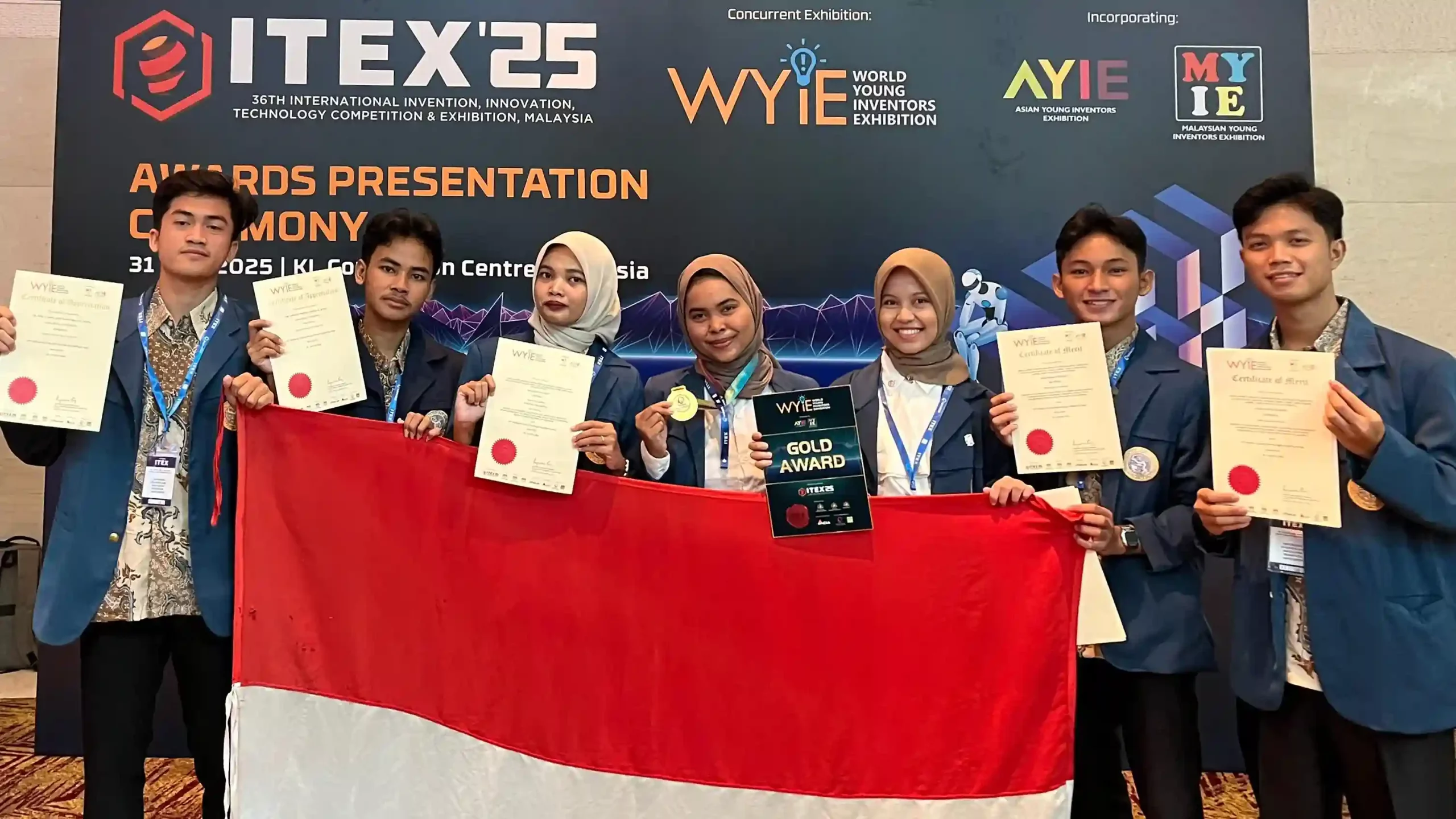 Mahasiswa UNAIR saat meraih penghargaan WYIE di Malaysia (Foto: Dok. Tim)