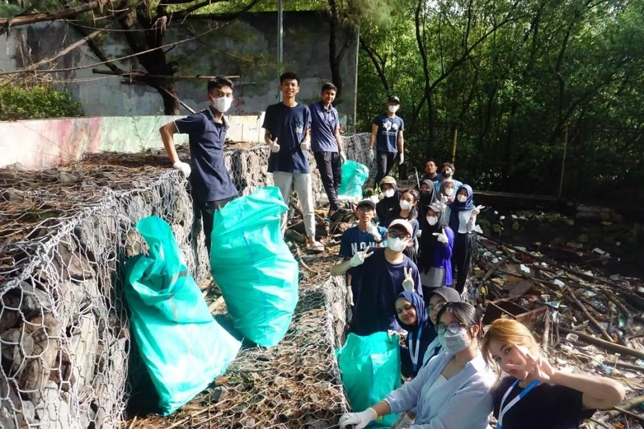UNAIR Economics Student Association teams up with Marine Buddies Surabaya for beach cleanup (Photo: By courtesy)