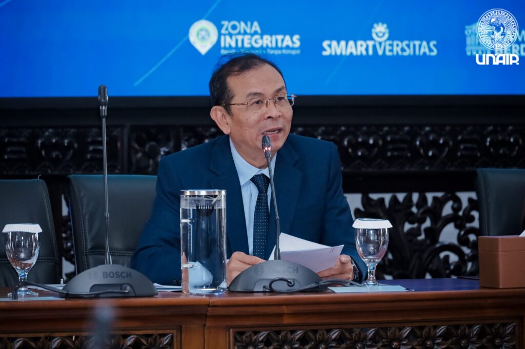 Rektor UNAIR, Prof Dr Muhammad Madyan SE MSi MFin, dalam konferensi pers terkait peringkat baru UNAIR. (Foto : PKIP)
