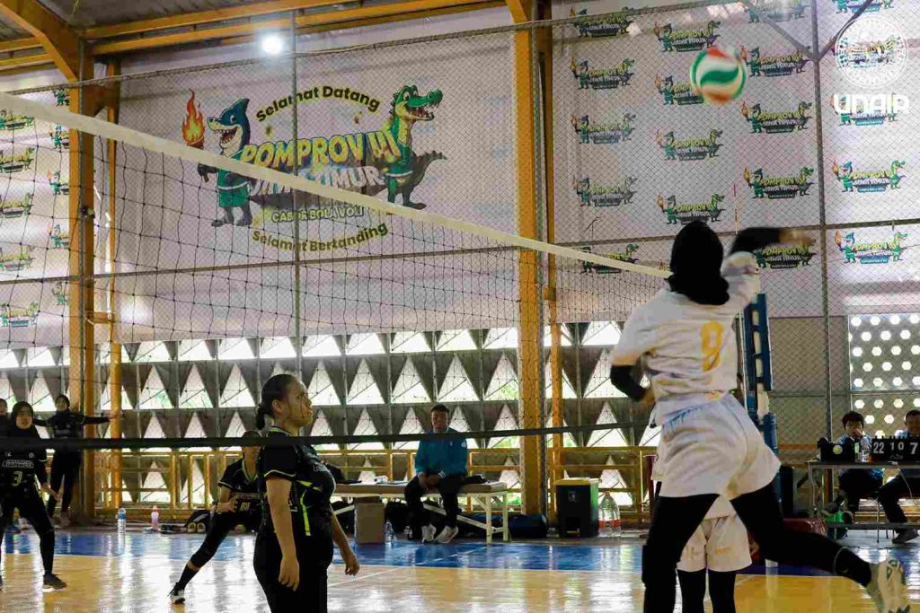 Atlet voli putri melakukan smash dalam pertandingan bola voli putri POMPROV Jatim III 2025 yang digelar di GOR Kampus MERR-C Universitas Airlangga, Sabtu (31/5/2025) (Foto: PKIP UNAIR)