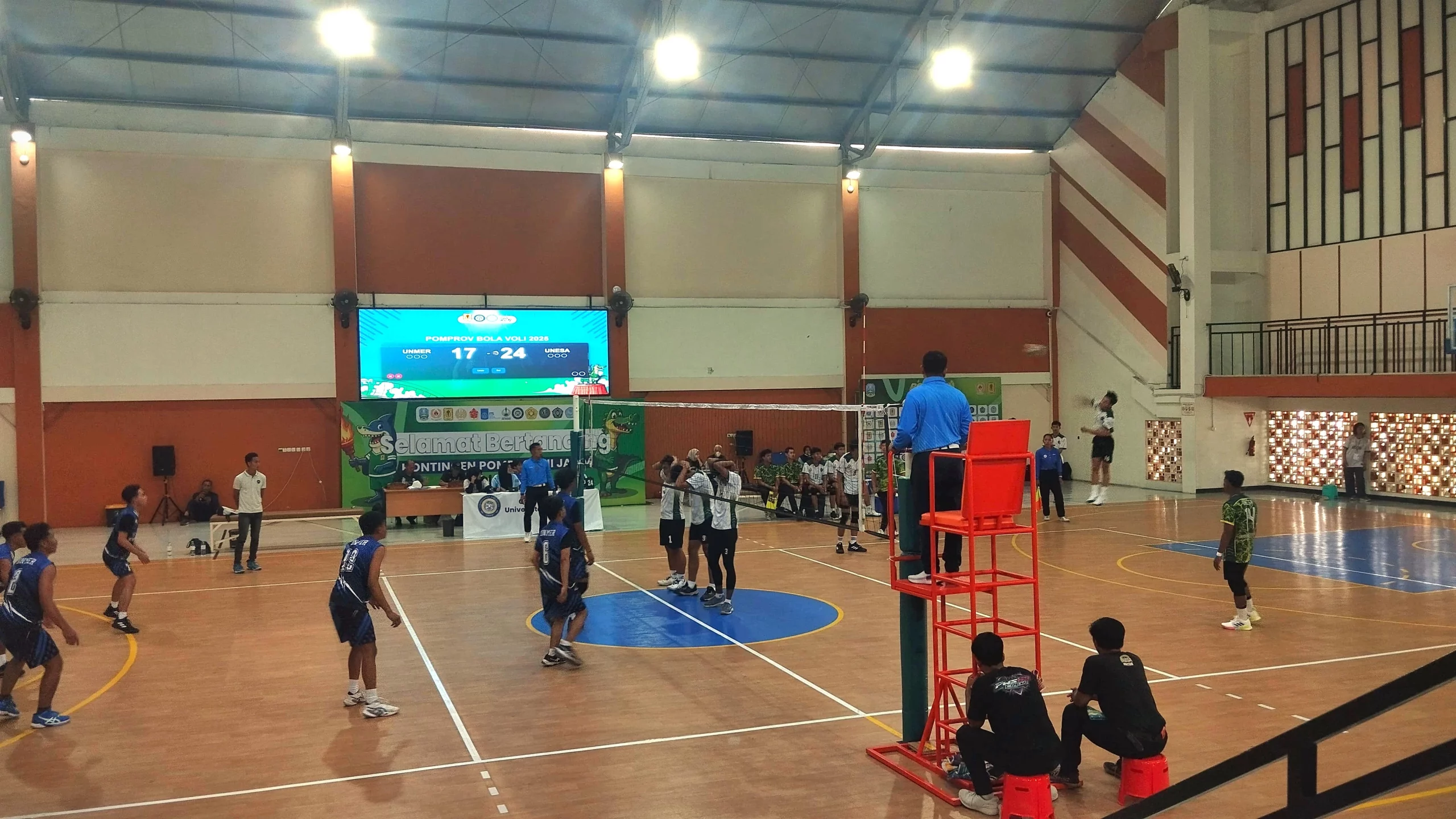 Kiri Tim UNMER Melawan Tim UNESA pada POMPROV III Cabor Bola Voli (Foto: dok pribadi)