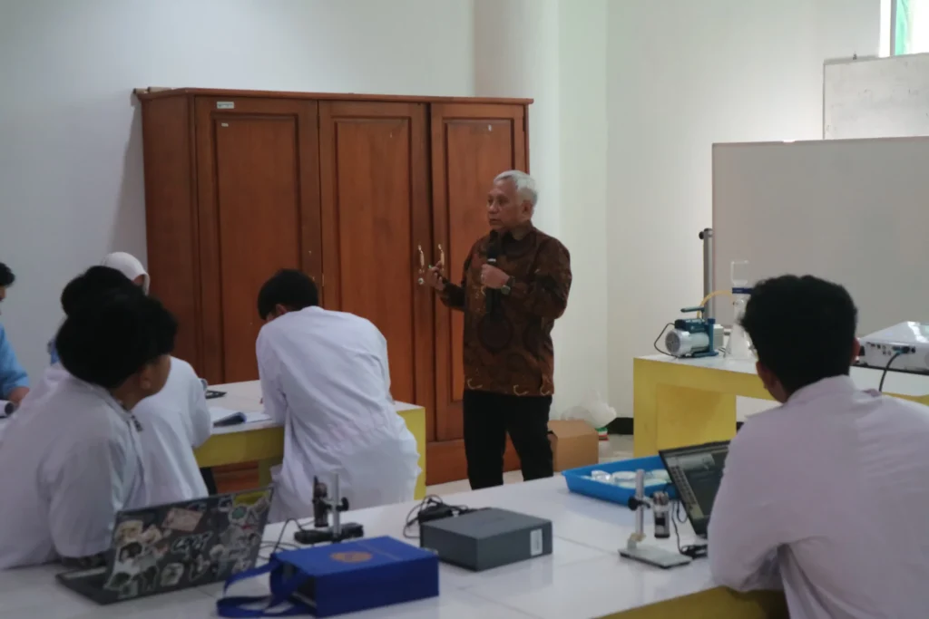Prof. Dr. Ir. Agoes Soegianto, DEA delivers a presentation on the dangers of microplastics to marine organisms (Photo: Committee Documentation)