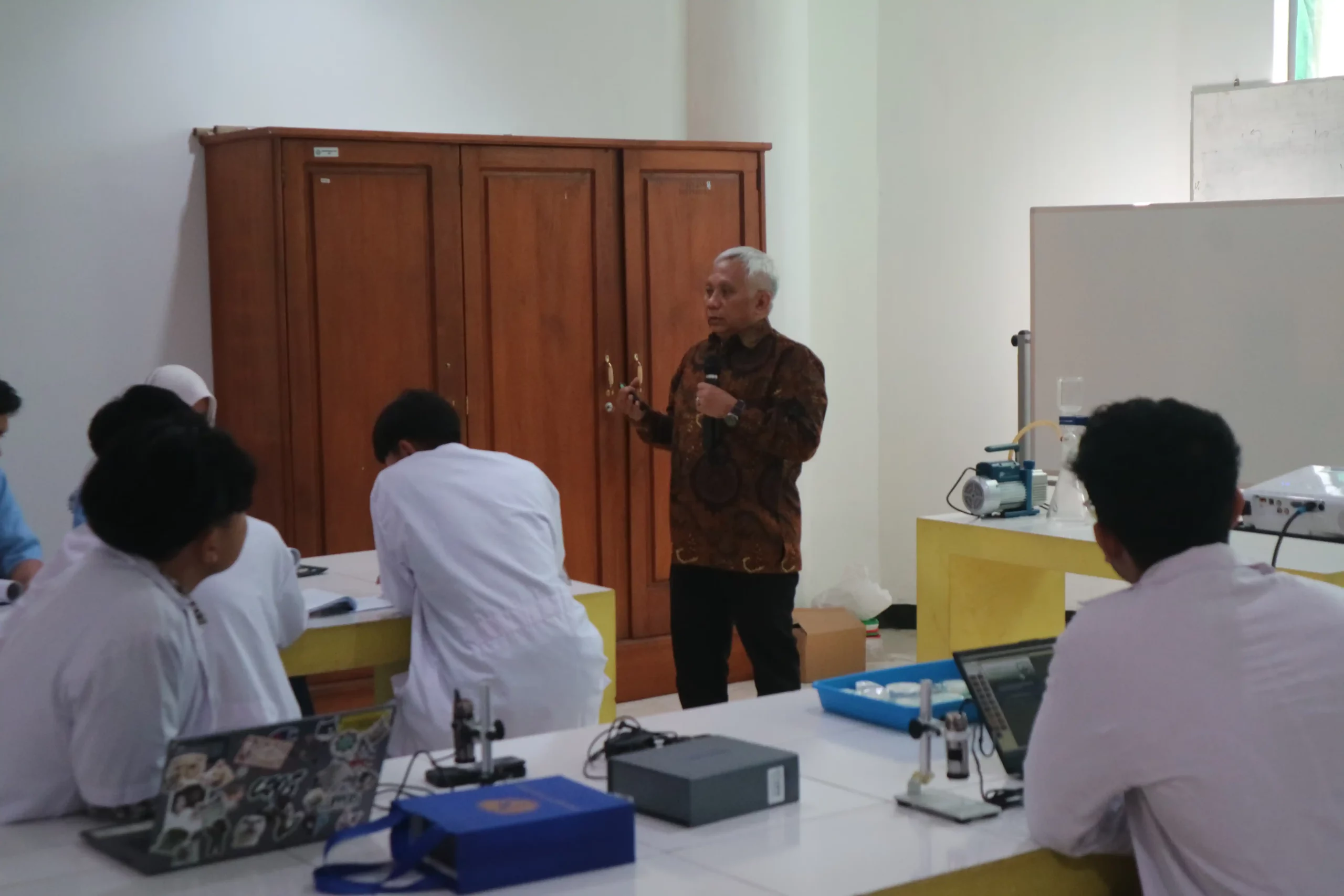 Prof. Dr. Ir. Agoes Soegianto, DEA delivers a presentation on the dangers of microplastics to marine organisms (Photo: Committee Documentation)