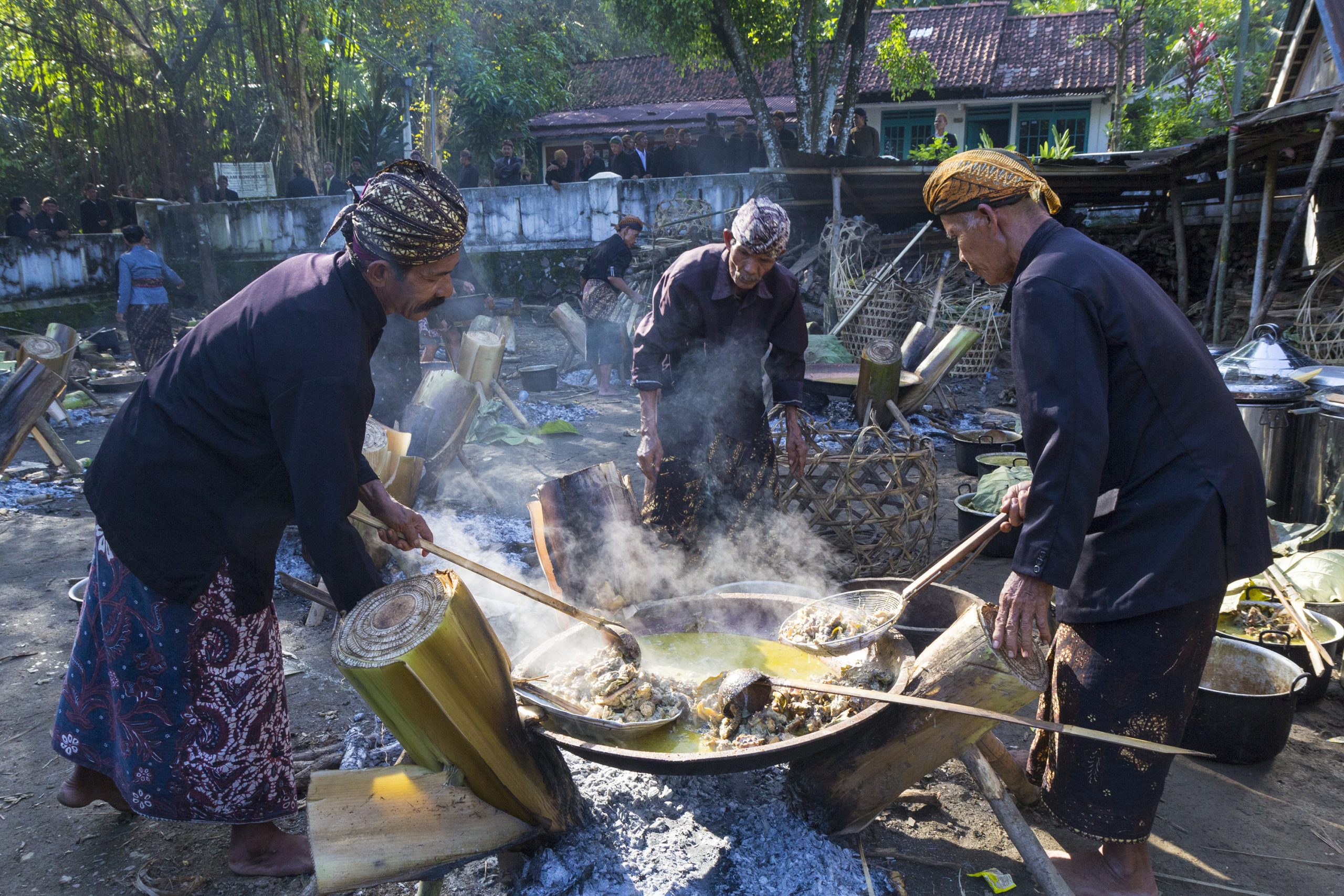 Ilustrasi masyarakat adat Bonokeling sedang memasak bersama (Foto: Wikimedia Commons)