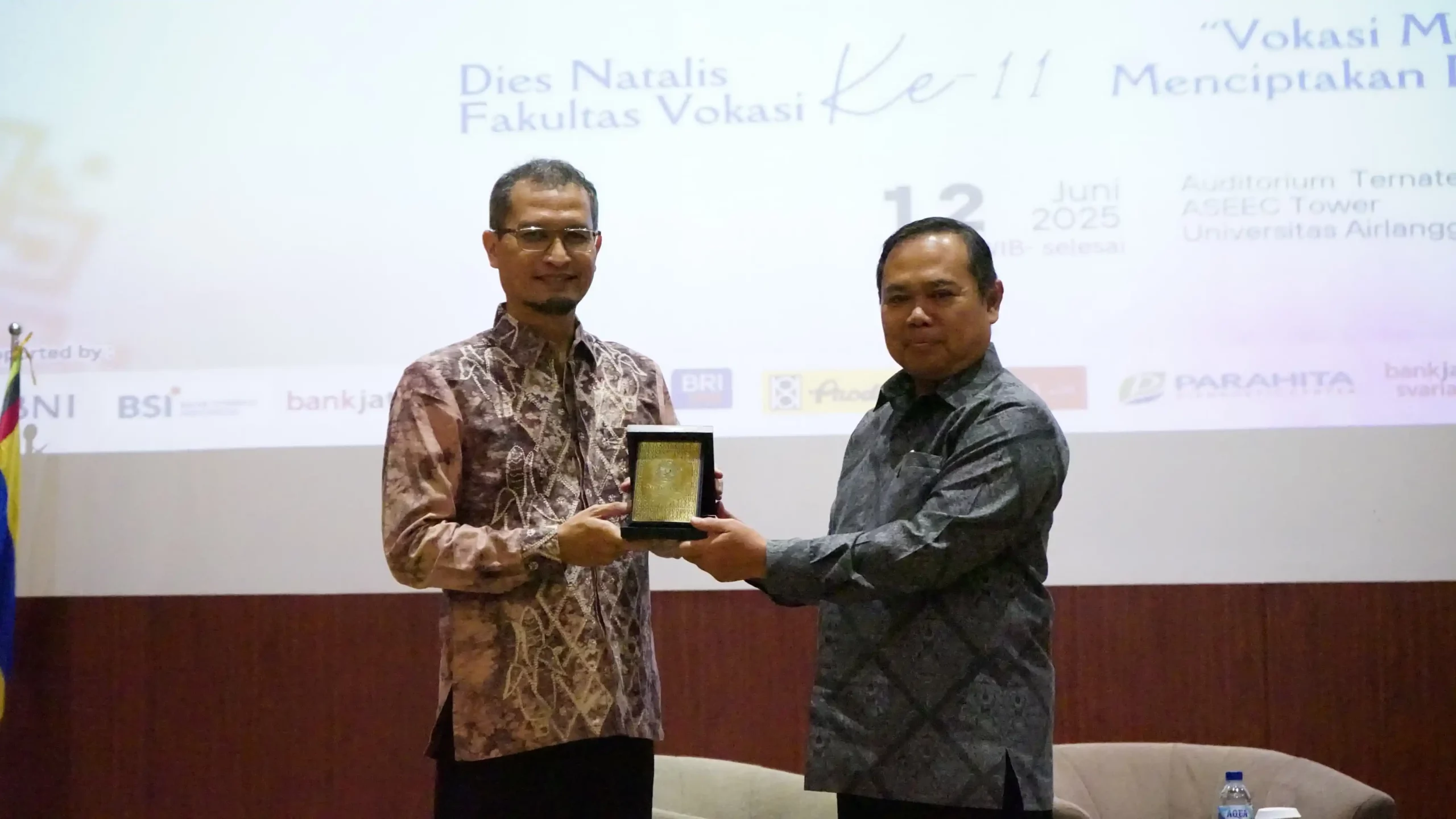 Sekretaris Direktorat Jenderal Riset dan Pengembangan, Kementerian Pendidikan Tinggi, Sains dan Teknologi (Kemendiktisaintek) Dr Beny Bandanadjaja ST MT (kiri) dan Dekan Fakultas Vokasi UNAIR, Prof Dr Anwar Ma'ruf drh M Kes (kanan) berfoto bersama dalam serah terima cenderamata ( Foto: Humas Vokasi)