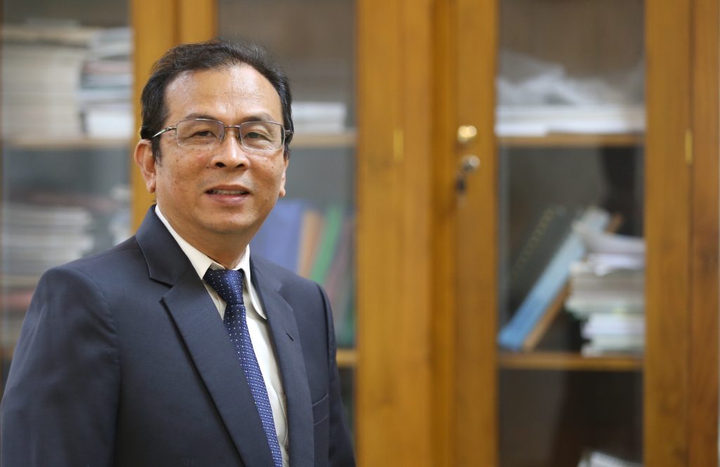 gambar Rektor UNAIR 2025-2030 dengan jas gelap