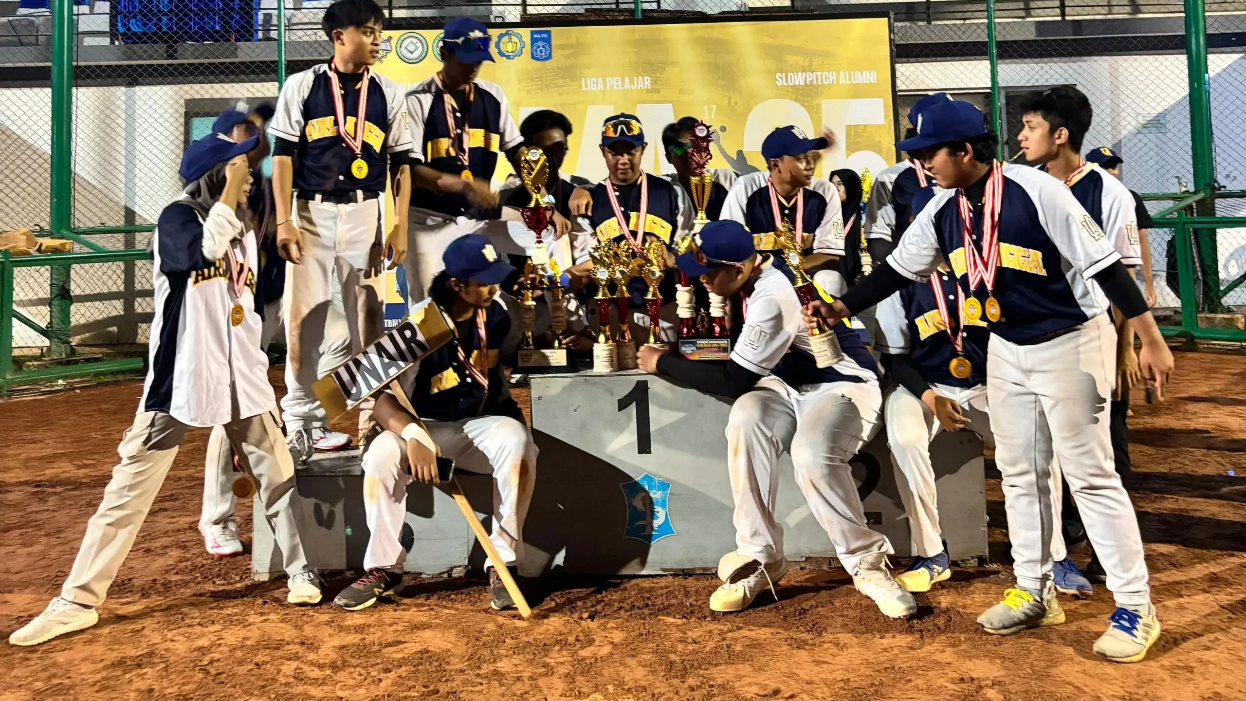 Tim Softball Universitas Airlangga usai meraih Juara 1 dalam Liga Softball Mahasiswa Jawa Timur 2025 di Lapangan Softball Dharmawangsa, Surabaya (Foto: Dok. Tim Softball UNAIR)