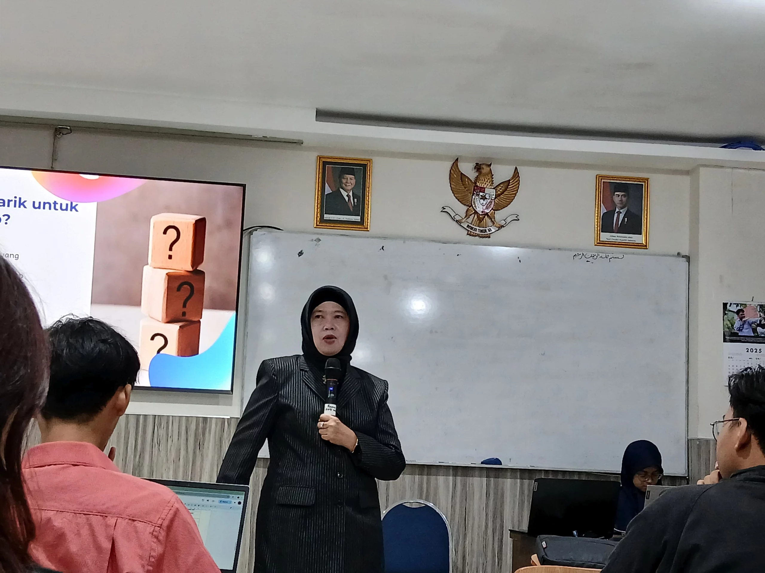 Pemaparan materi kewirausahaan oleh Dra Endang Poerbowati MPd. (Foto: Istimewa)