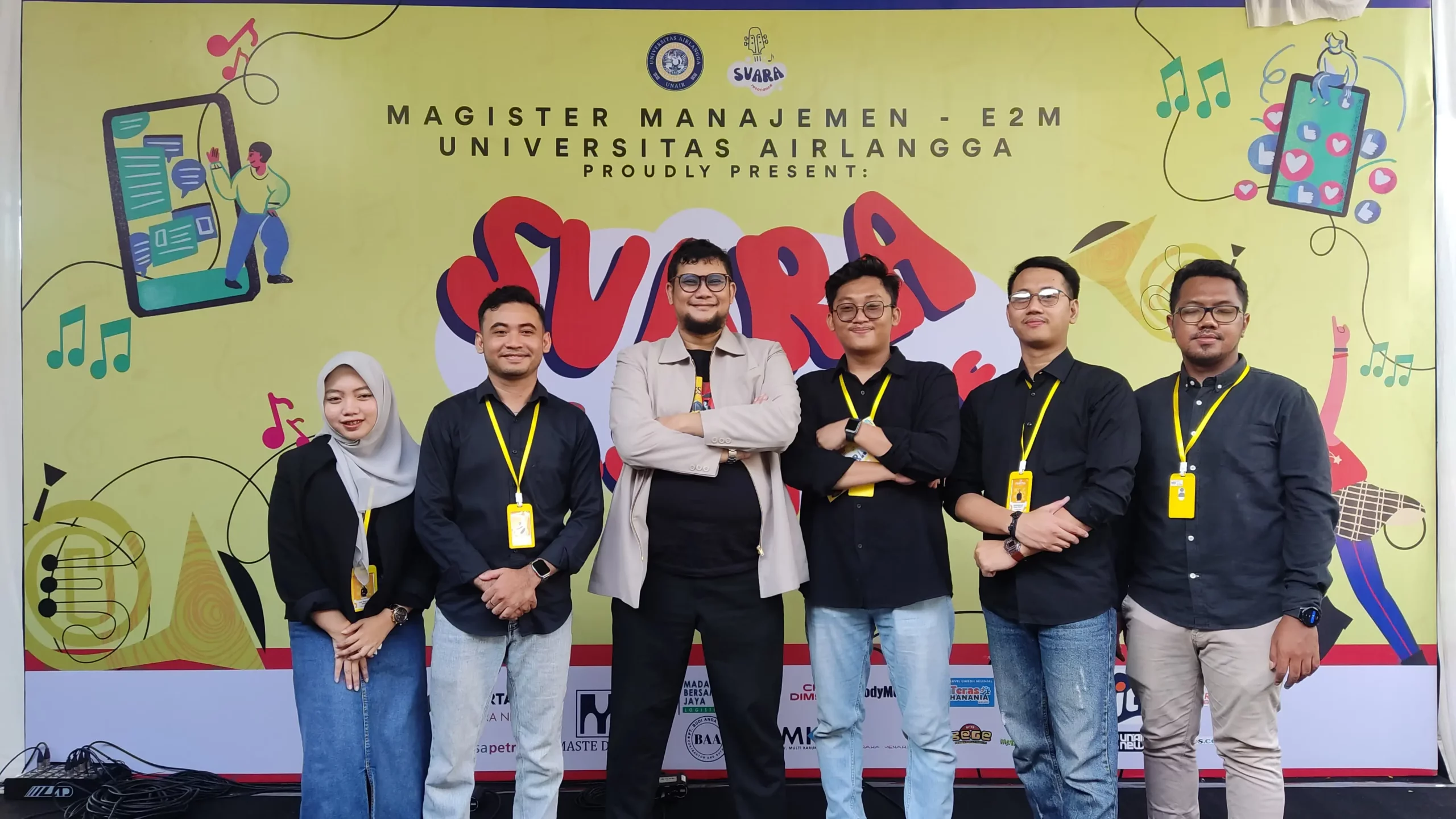 Mahasiswa panitia Suara Resonance bersama Ketua Departemen Manajemen UNAIR (Foto: Istimewa)