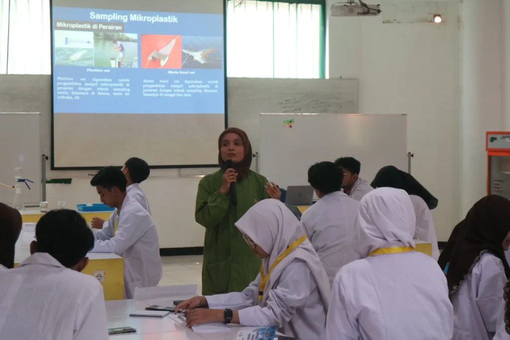 Dr Rizkiy Amaliyah Barakwan ST Saat Kenalkan Mikroplastik (Foto: Dokumentasi Panitia)