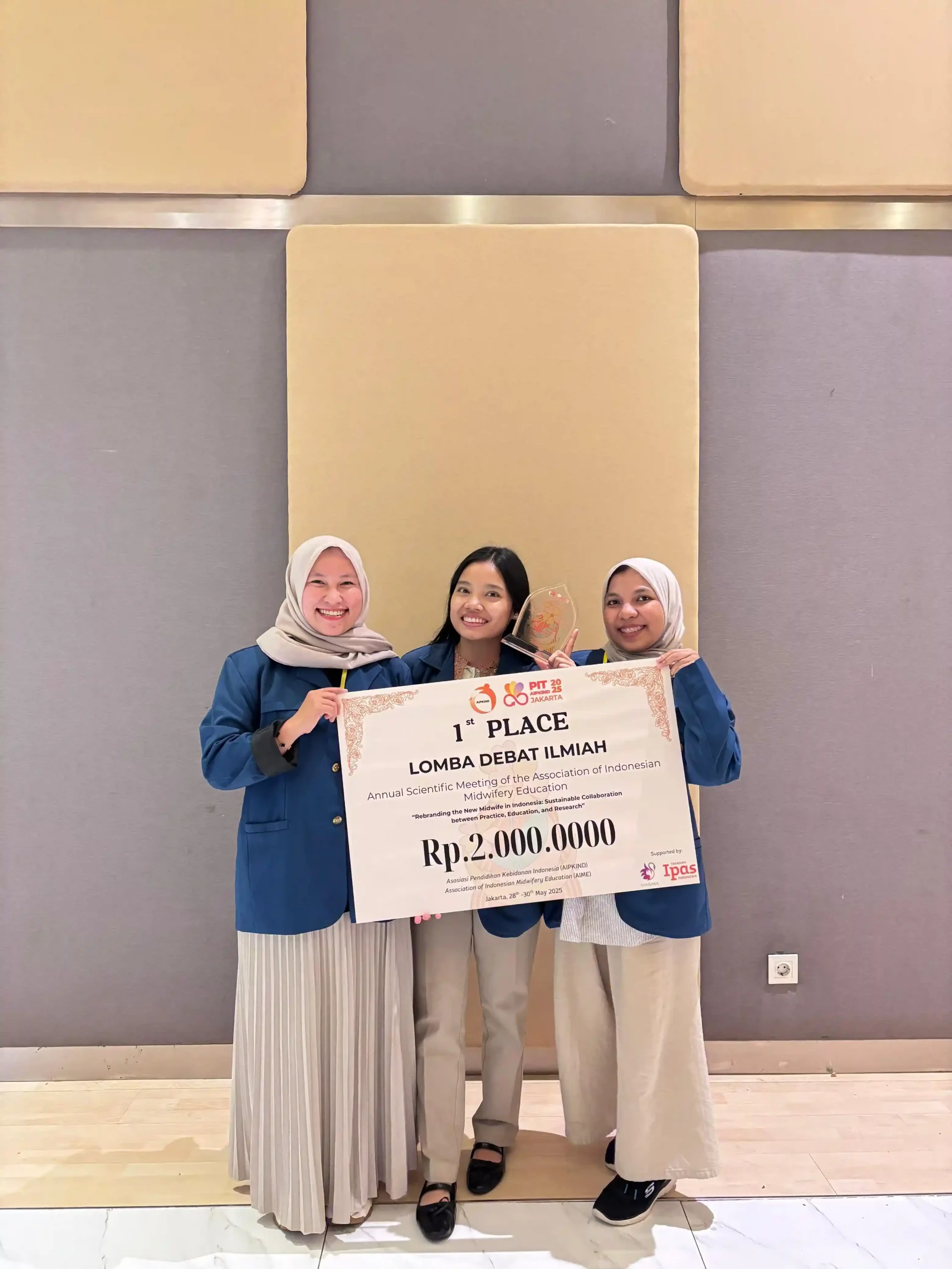 Tim Universitas Airlangga pada gelaran PIT AIPKIND (Foto: Koleksi Pribadi)