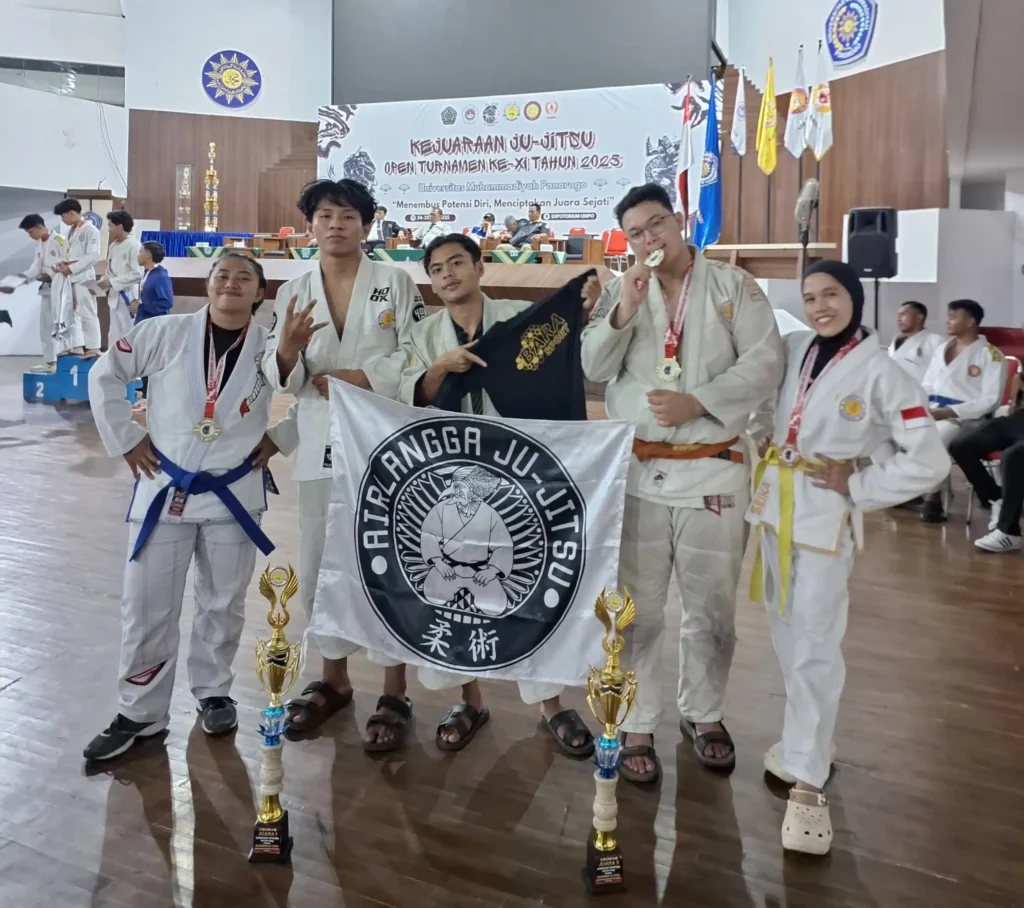 Tim Airlangga Jujitsu berhasil meraih enam medali dalam ajang Open Tournament Jujitsu Universitas Muhammadiyah Ponorogo. (Foto : Istimewa)