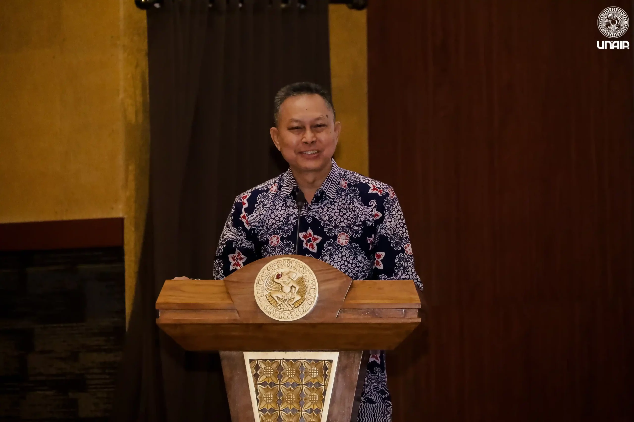 Prof Dr Bambang Sektiari Lukiswanto DEA Drh, Wakil Rektor Bidang Akademik, Mahasiswa, dan Alumni (AMA) UNAIR, saat menyampaikan sambutan pembuka pada gelaran Airlangga KHAIR 2025 di Auditorium Ternate, Rabu (25/6/2025). Ia menekankan pentingnya inovasi riset dalam memperkuat ekosistem halal nasional. (Foto: PKIP UNAIR)