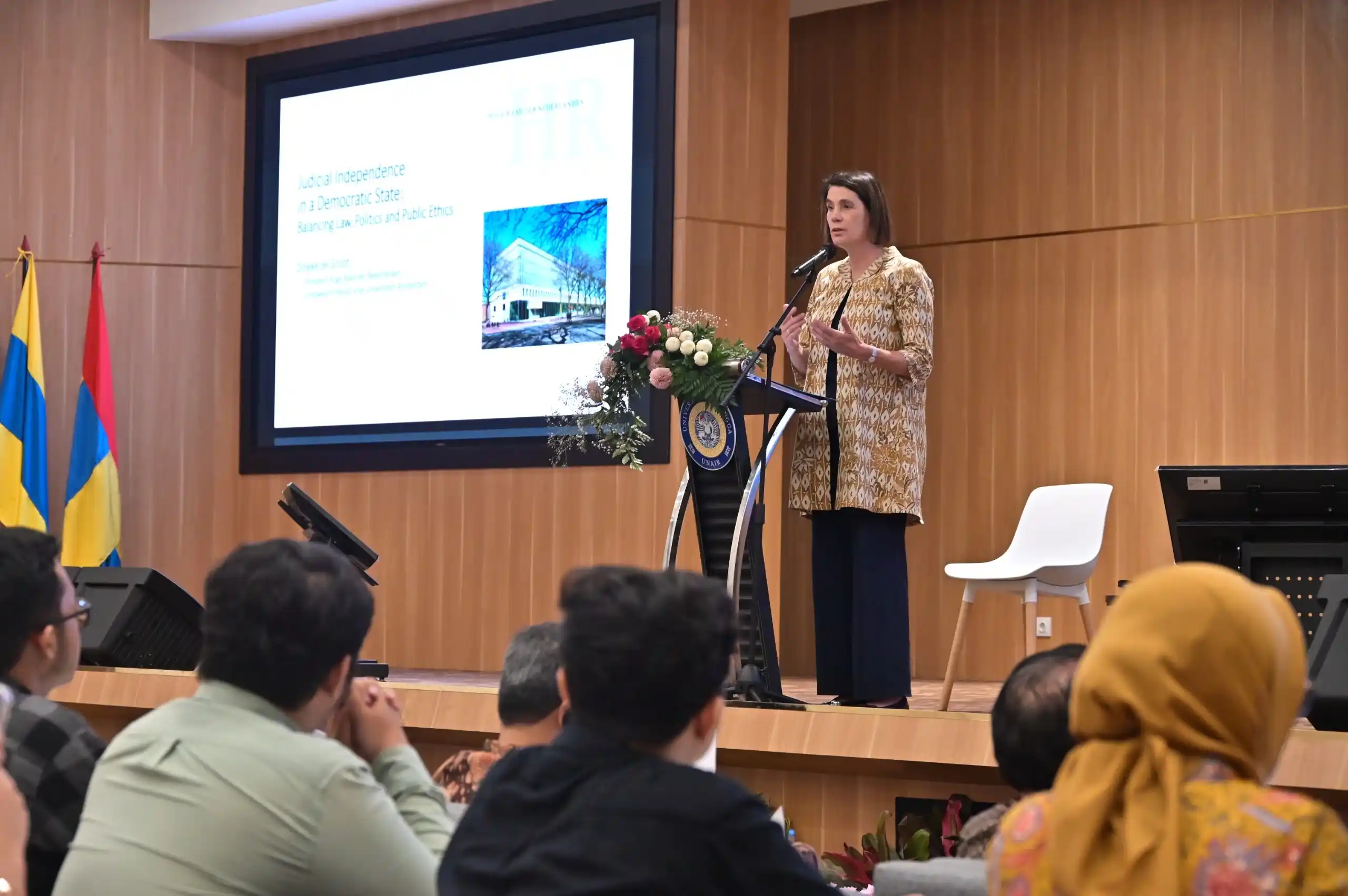 Prof. G. Dineke de Groot, President of the Supreme Court of the Netherlands, delivers a lecture at UNAIR’s Faculty of Law (Photo: FH Public Relations)