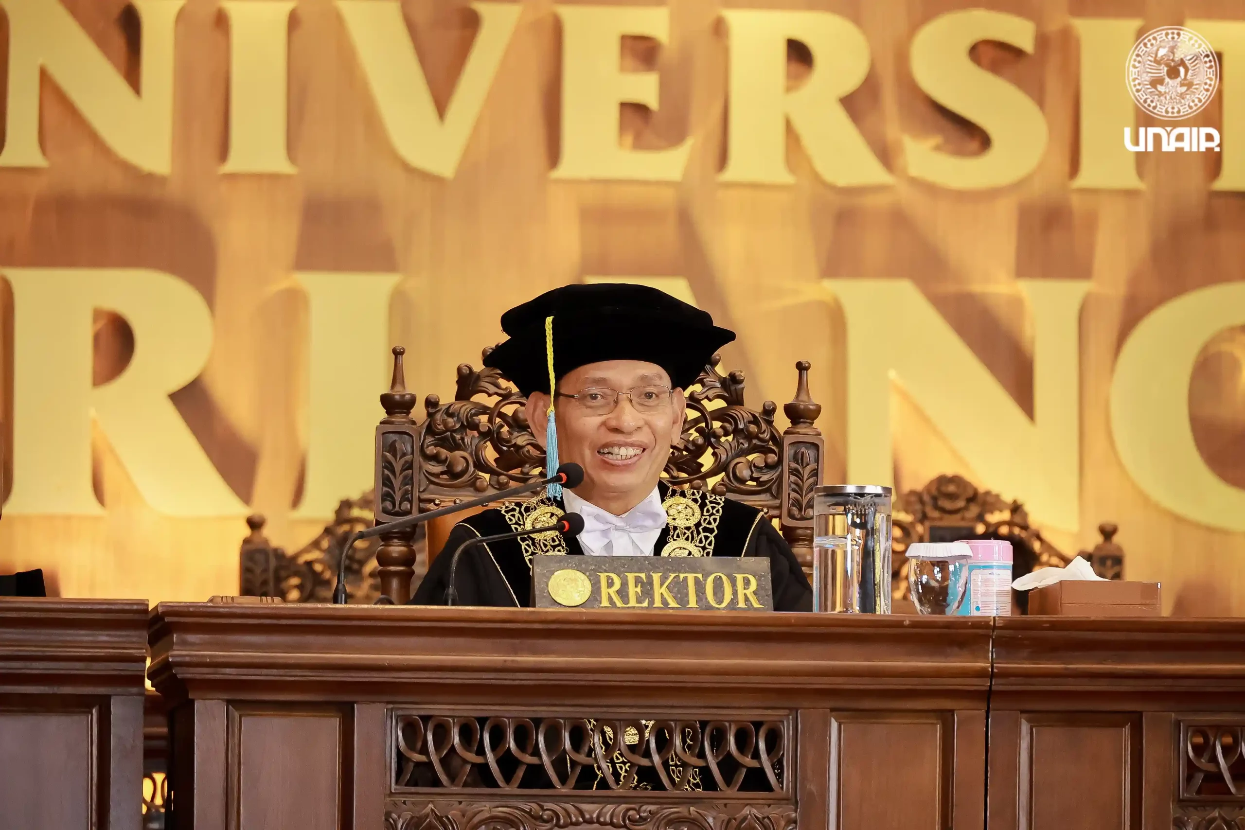 Rektor UNAIR Prof Dr Mohammad Nasih MT Ak CA saat memimpin prosesi wisuda 252 (Foto: PKIP UNAIR)