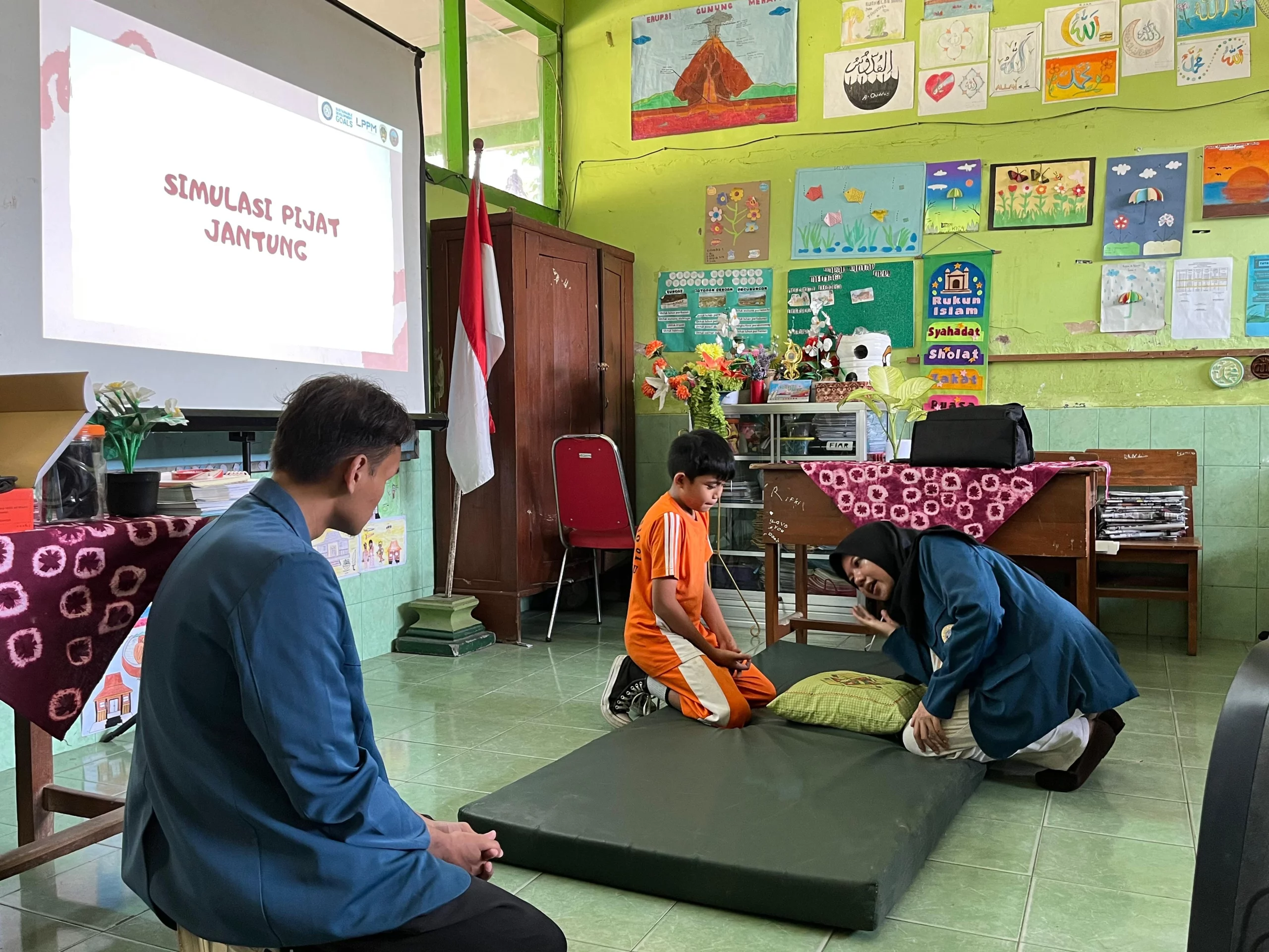 Mahasiswa KKN-BBK 6 Universitas Airlangga menyelenggarakan kegiatan edukasi bantuan hidup dasar dan pertolongan tersedak kepada siswa kelas enam SDN Sidorejo 01 Kabupaten Madiun pada Rabu (23/07/2025) (sumber: dok pribadi)