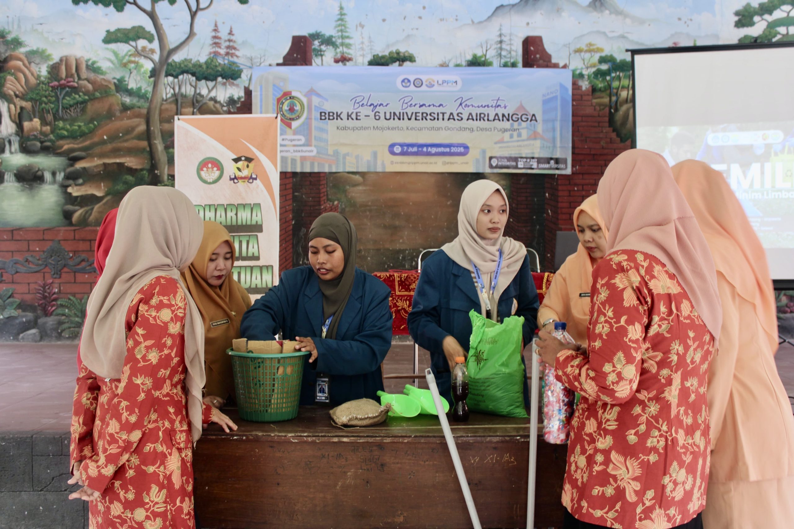 Tim BBK-6 Desa Pugeran memberikan pendampingan langsung kepada ibu-ibu PKK Desa Pugeran dalam praktik pengolahan sampah. (Foto: Tim BBK-6 Desa Pugeran)