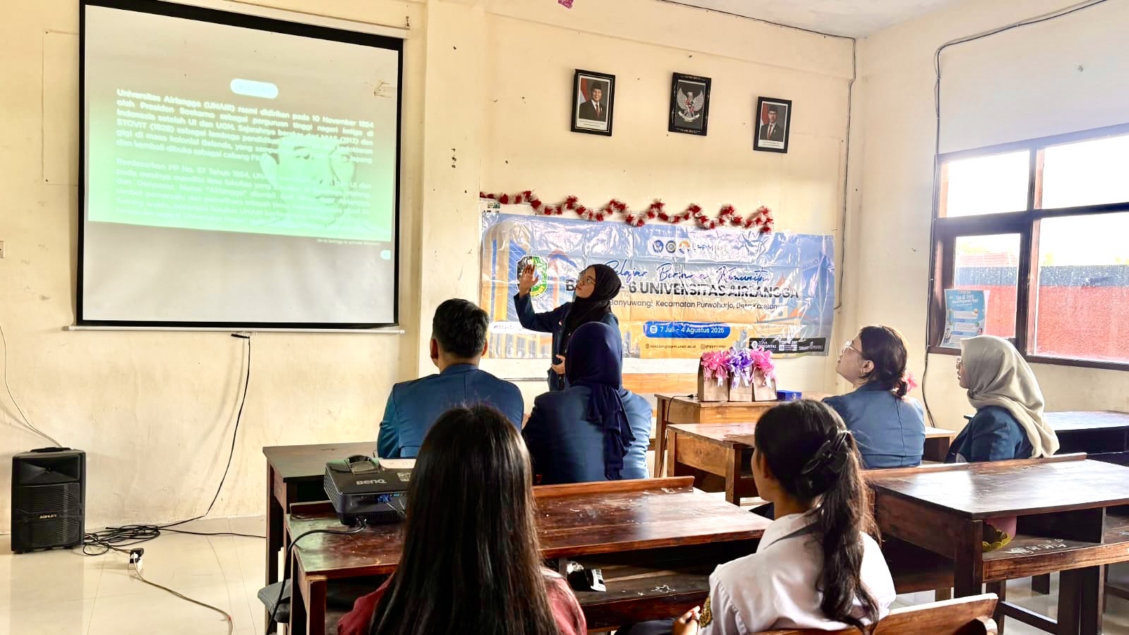 Mahasiswa UNAIR memaparkan informasi jalur masuk perguruan tinggi kepada siswa SMA Utama Widya Pasraman Ganesa Parwati dalam sesi edukasi (Foto: Tim BBK-6 Karetan)