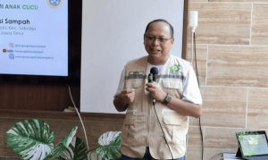 Edi Priyanto, an alumnus of UNAIR’s Faculty of Public Health and currently Human Resources Director at PT Pelindo Multi Terminal, is also known for his environmental activism (Photo: iNews Surabaya)