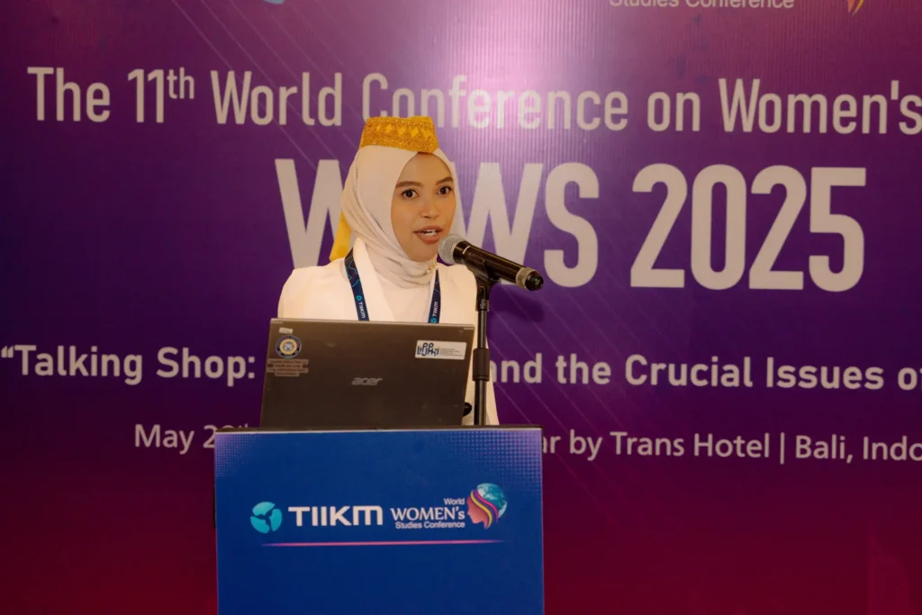 Bidan Irma saat mempresentasikan penelitiannya dalam International Women’s Studies Conference (Foto: Istimewa)
