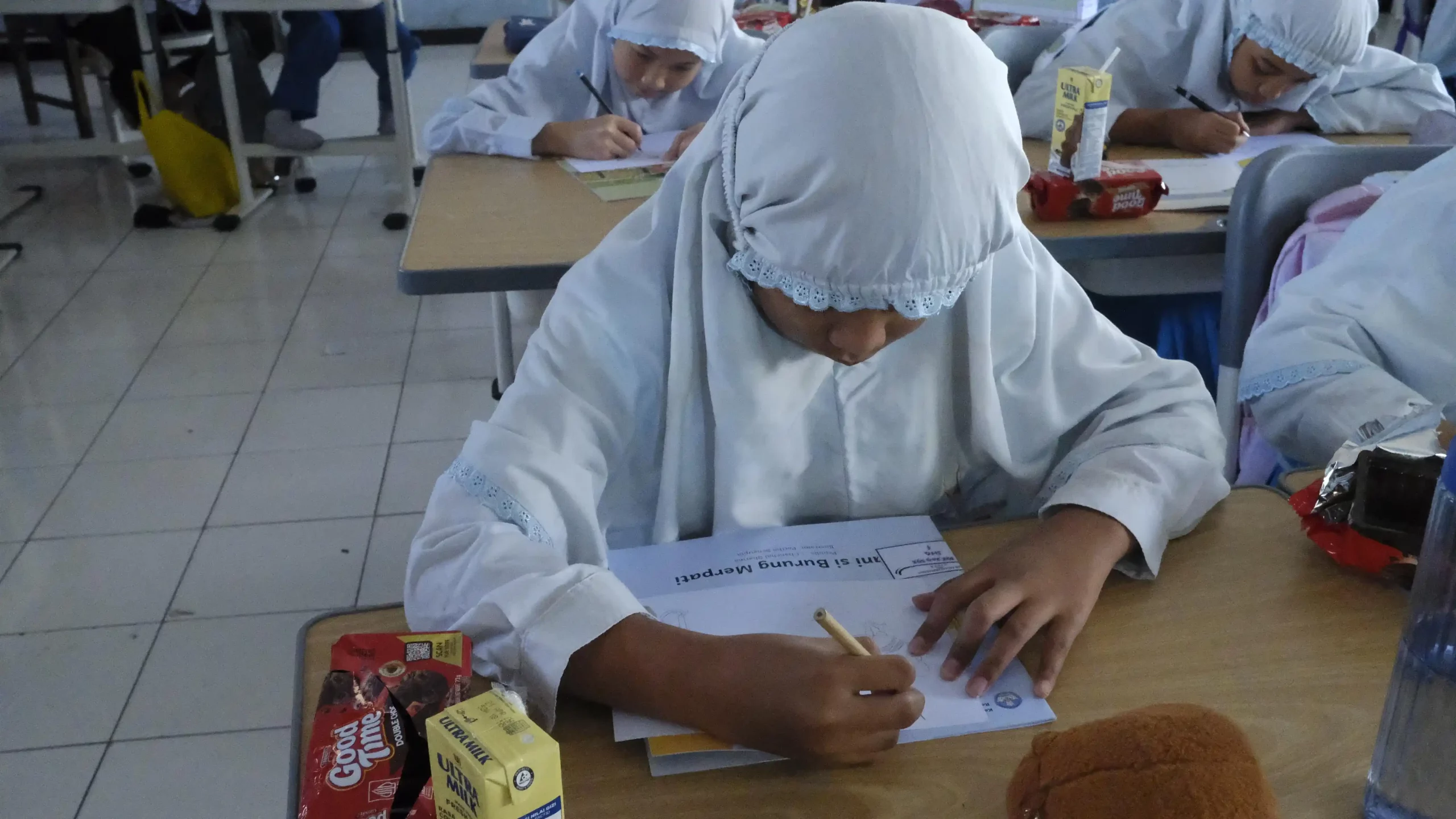Anak-anak SD saat menuangkan hasil bacaan dalam bentuk gambar. (Foto: Istimewa)
