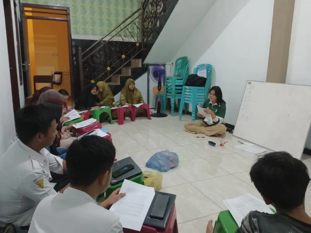 Bimbingan REDUKA kepada siswa secara luring di Ploso, Surabaya. (Foto: Istimewa).