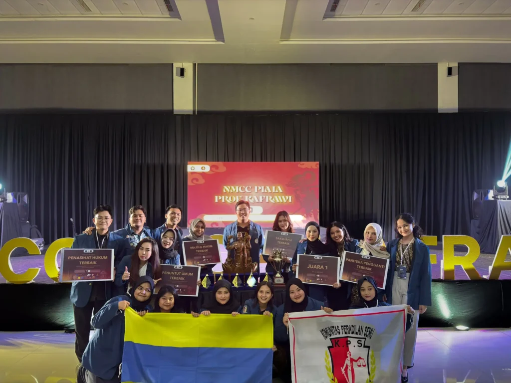 18 mahasiswa yang tergabung dalam delegasi FH UNAIR usai menerima penghargaan dalam kompetisi NMCC Prof Kafrawi 1 (Foto: Istimewa)