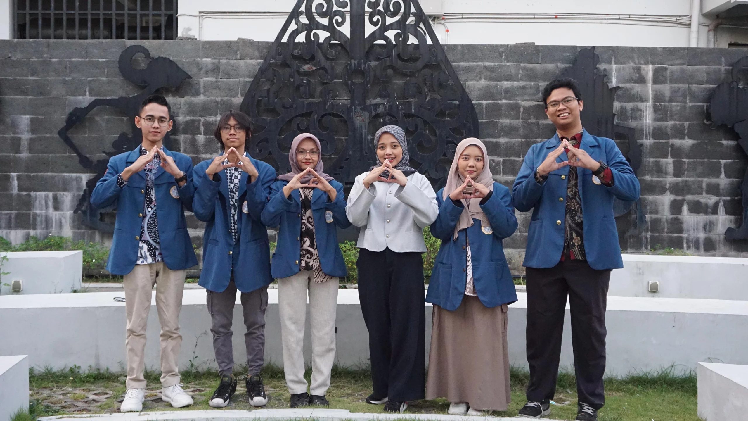 Tim yang beranggotakan Fitri Jayitri Iti Saibah, ⁠Ahmad Idris Al-Hammad, Aveny Raisa Maarif, Zaid Sanjaya, Ahmad Robiy’i, dan ⁠Kalimah Wasis Lestari S IP M Sc sebagai dosen pembimbing. (Foto: Istimewa)