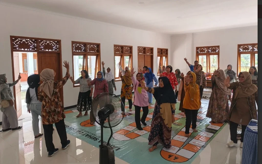 UNAIR community service team leads a brain exercise session at the Madiun City Elderly Home. (Photo: By courtesy)