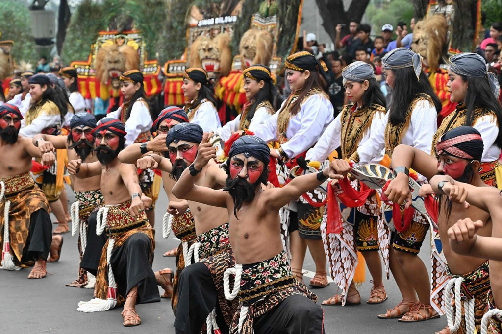 Cultural parade during Indonesian Cultural Congress (Source: Antara Foto).