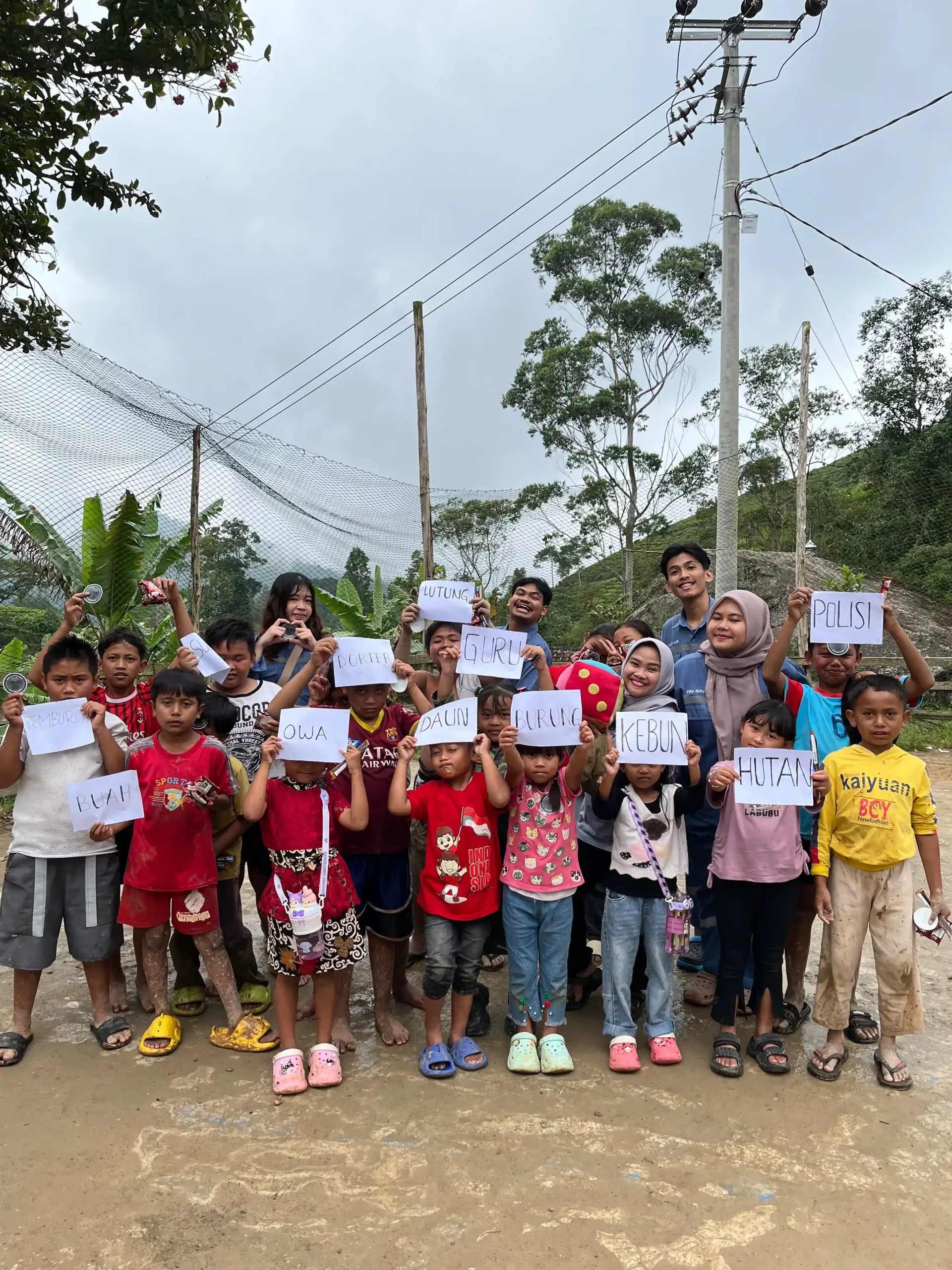 Mahasiswa FIKKIA Melakukan Edukasi Kepada Anak Terkait Konservasi Lutung (Foto: Istimewa)