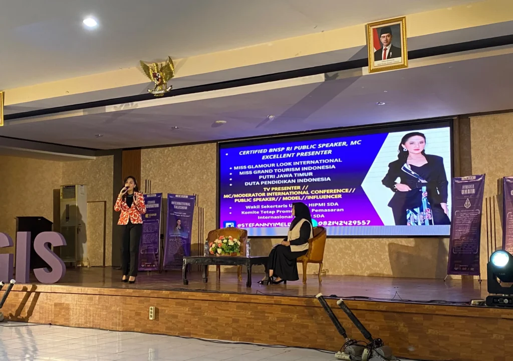 Stefanny Imelda CPS CMC CEP mahasiswi Fakultas Ilmu Sosial dan Politik (FISIP) UNAIR saat menyampaikan materi talkshow dan copywriting (Foto: Istimewa)