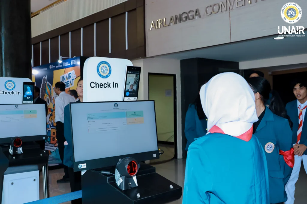 Mahasiswa baru saat melakukan registrasi kehadiran melalui face recognition (Foto: PKIP UNAIR)